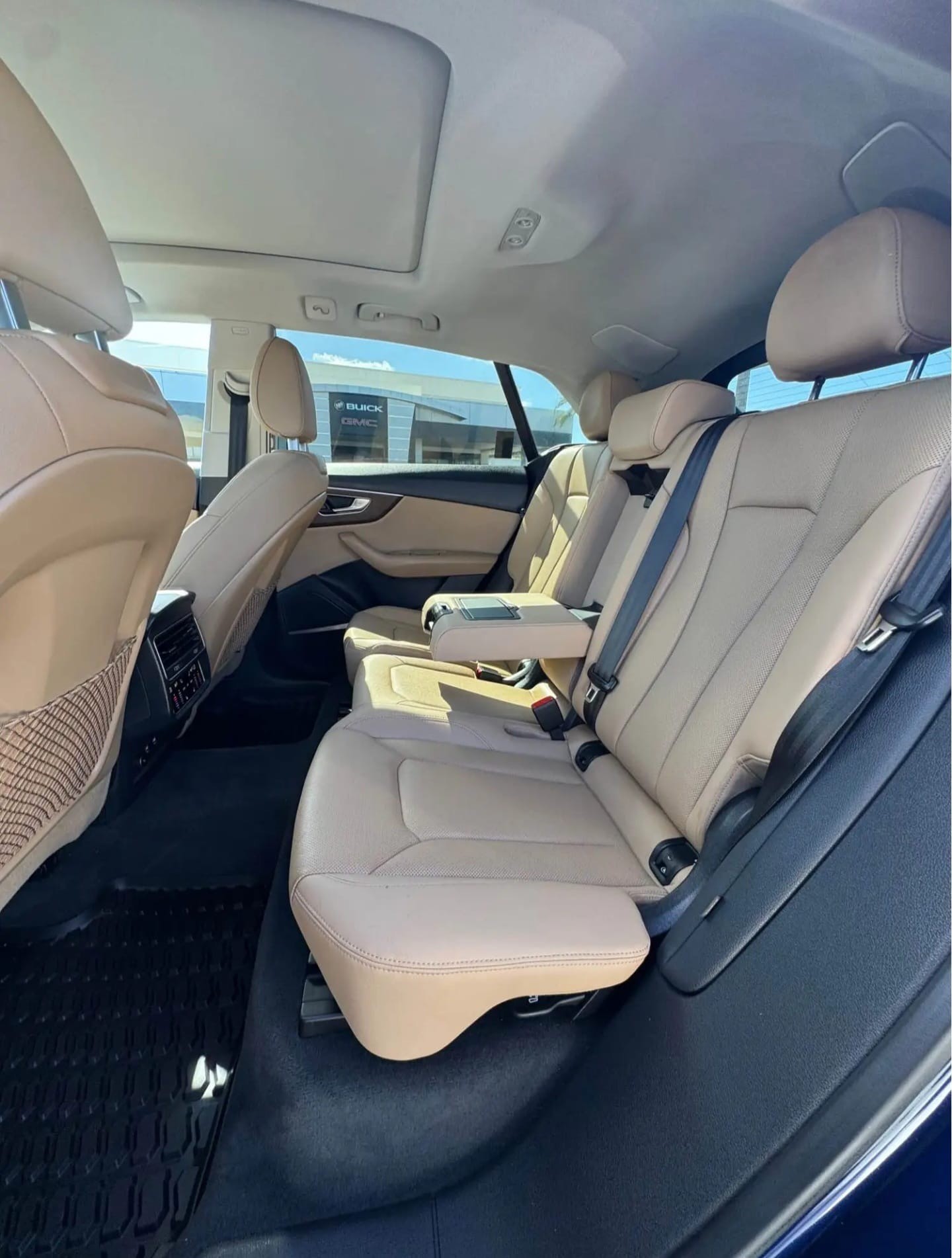 AUDI Q8-image-7