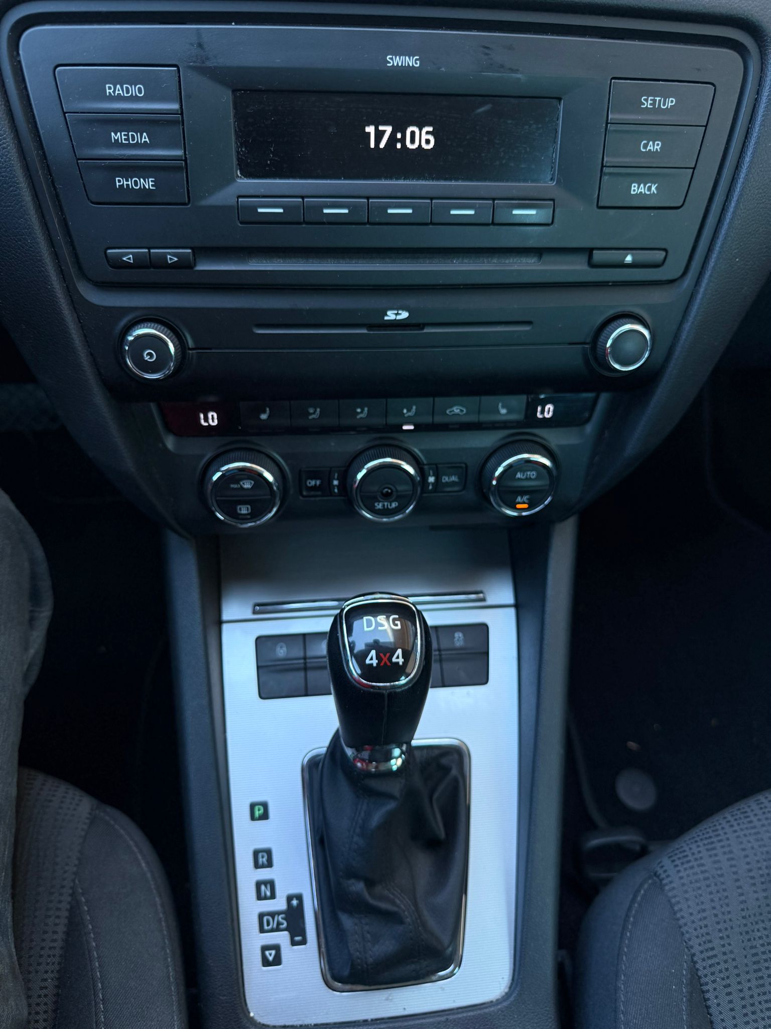 SKODA Octavia Combi 1.8 TSI Ambition 4x4 DSG-image-9