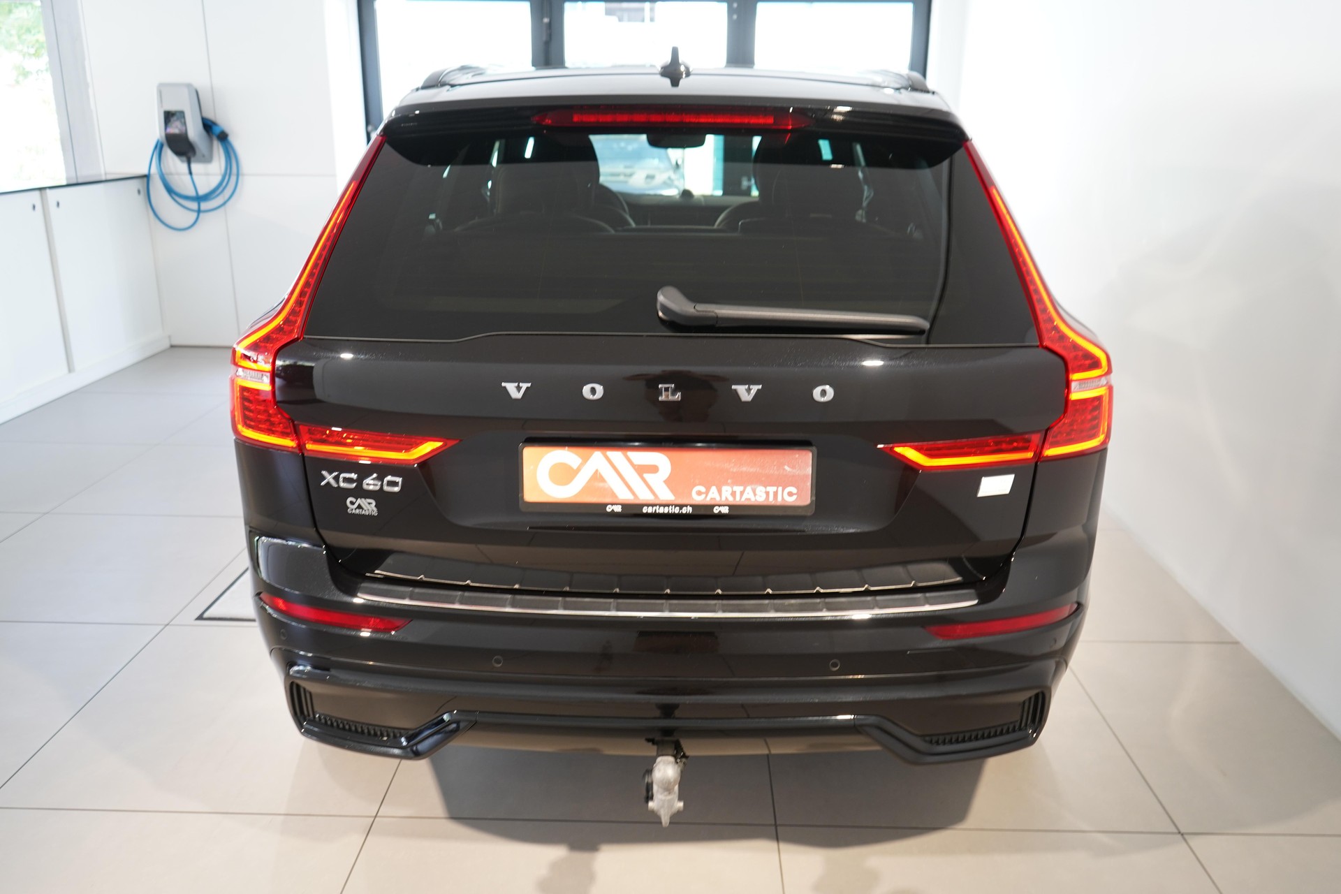 VOLVO XC60 2.0 T6 TE Ultimate Dark eAWD-image-3