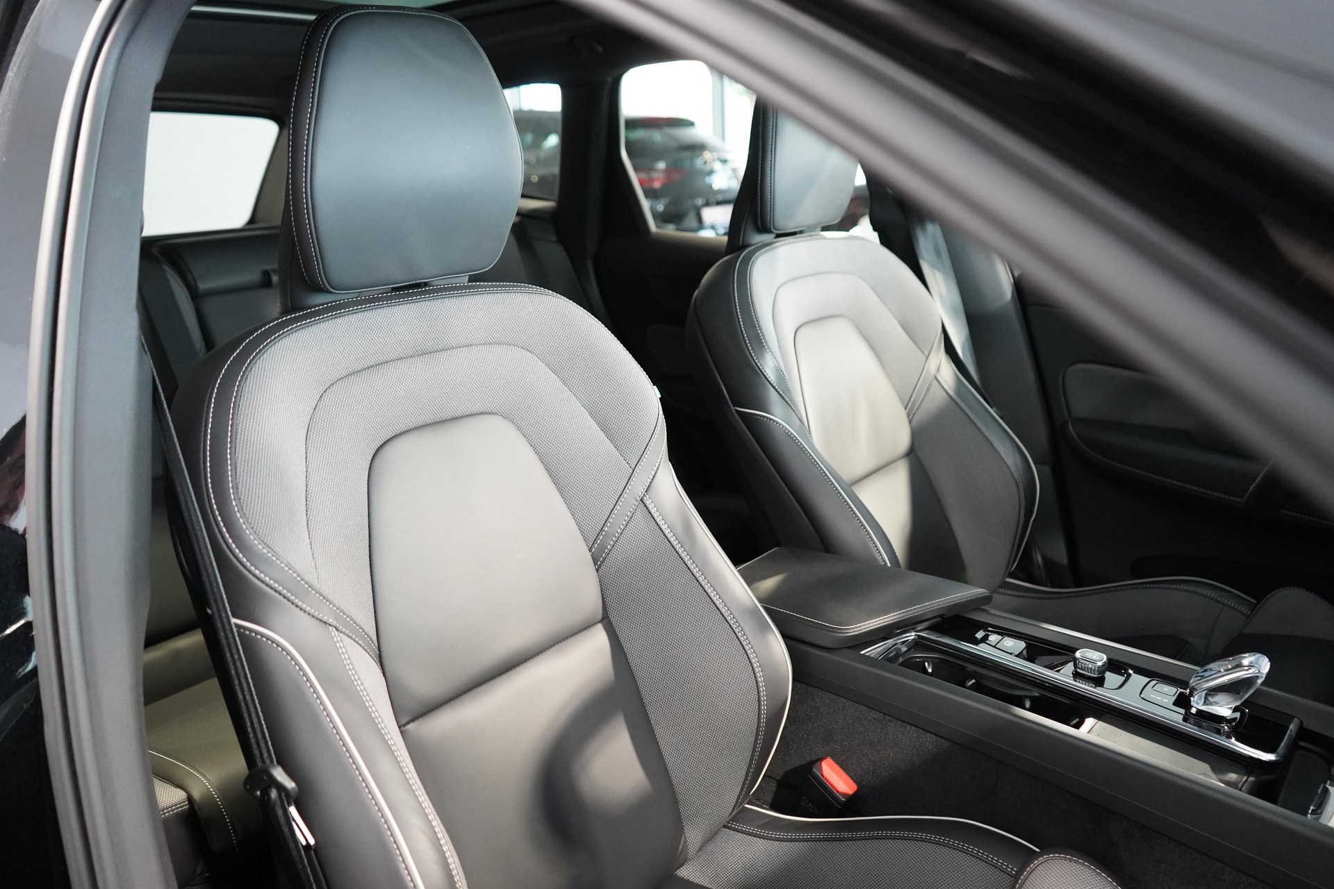 VOLVO XC60 2.0 T6 TE Ultimate Dark eAWD-image-6