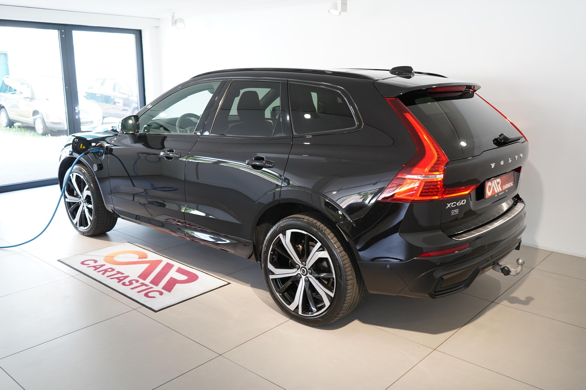VOLVO XC60 2.0 T6 TE Ultimate Dark eAWD-image-2