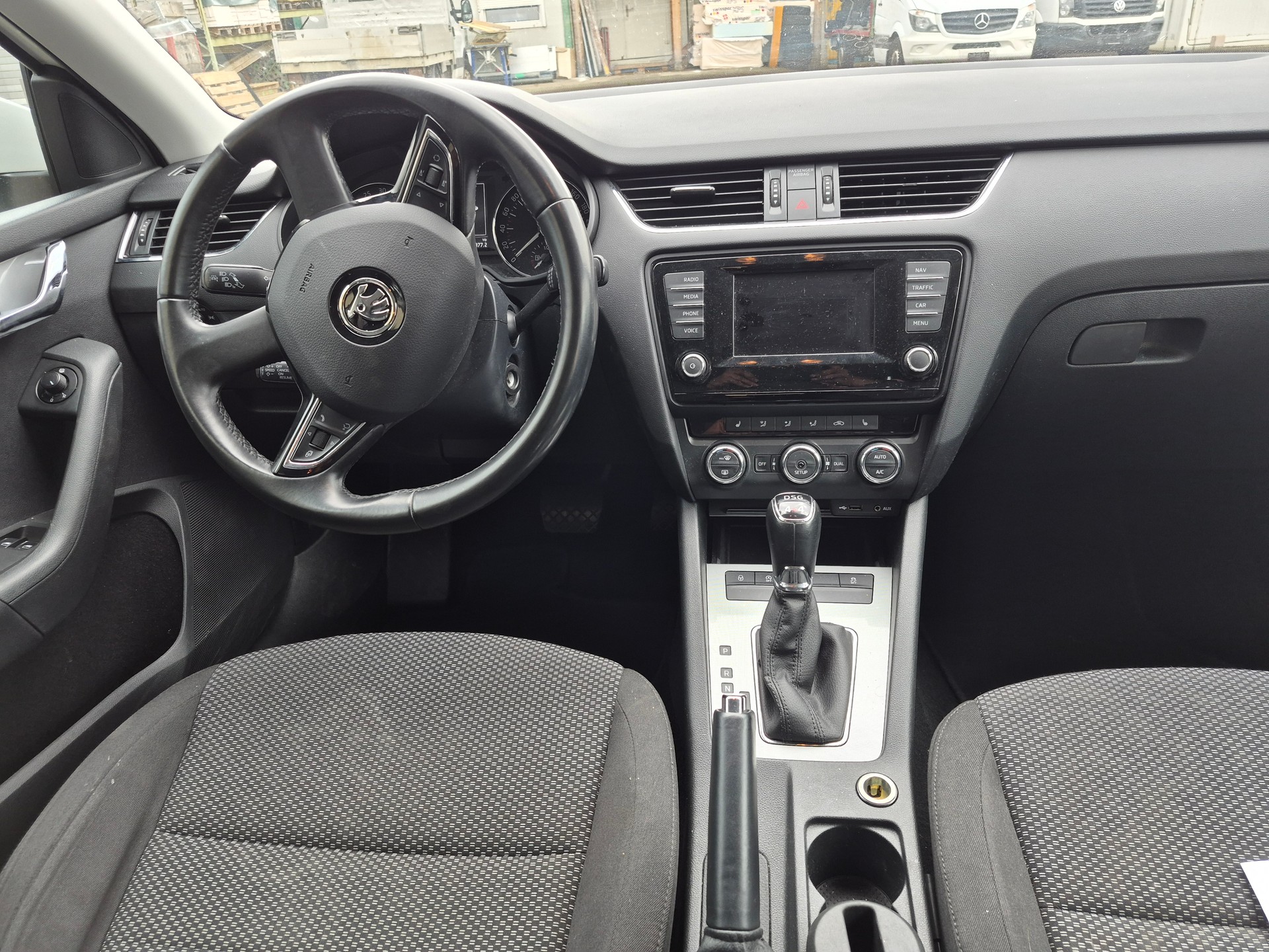 SKODA Octavia Combi 2.0 TDI Swiss Edition 4x4 DSG-image-5