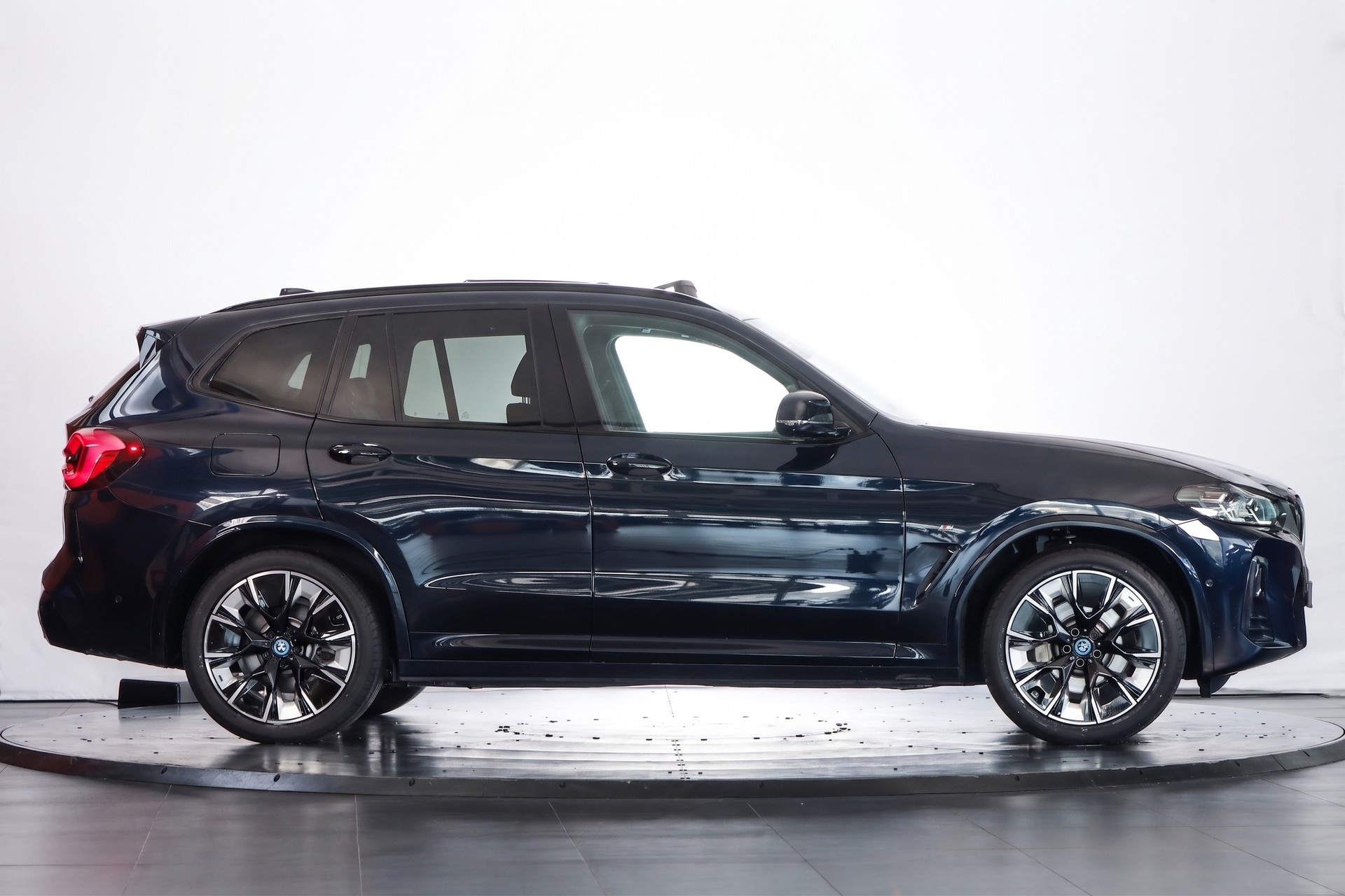 BMW iX3 Impressive-image-5