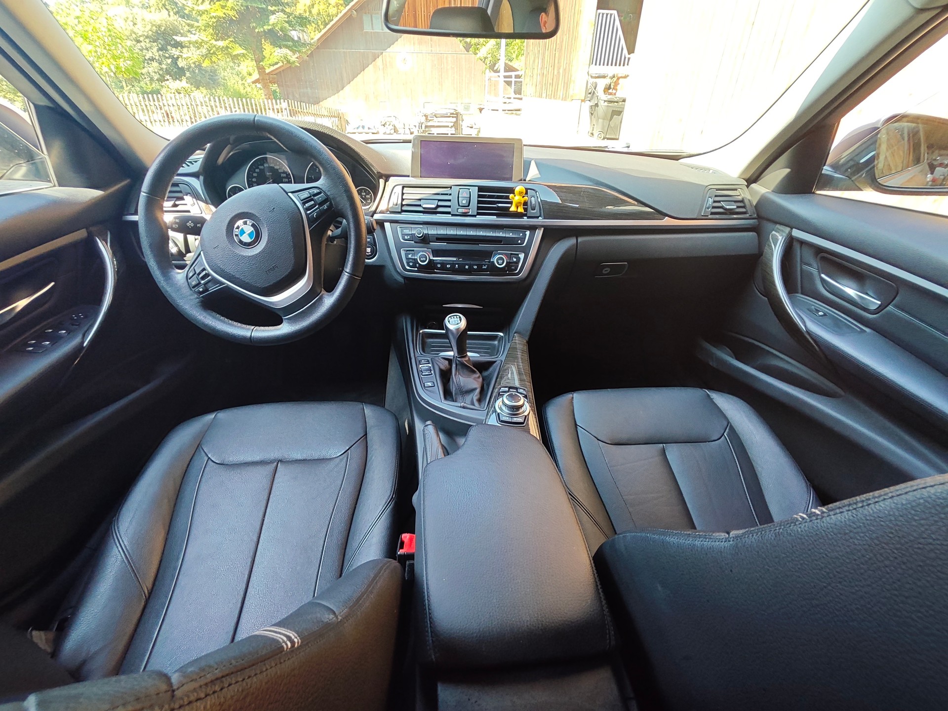 BMW 328i-image-5