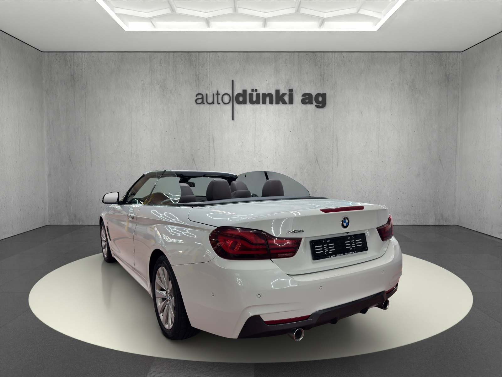 BMW 440i Cabriolet xDrive M Sport Individual Steptronic-image-2