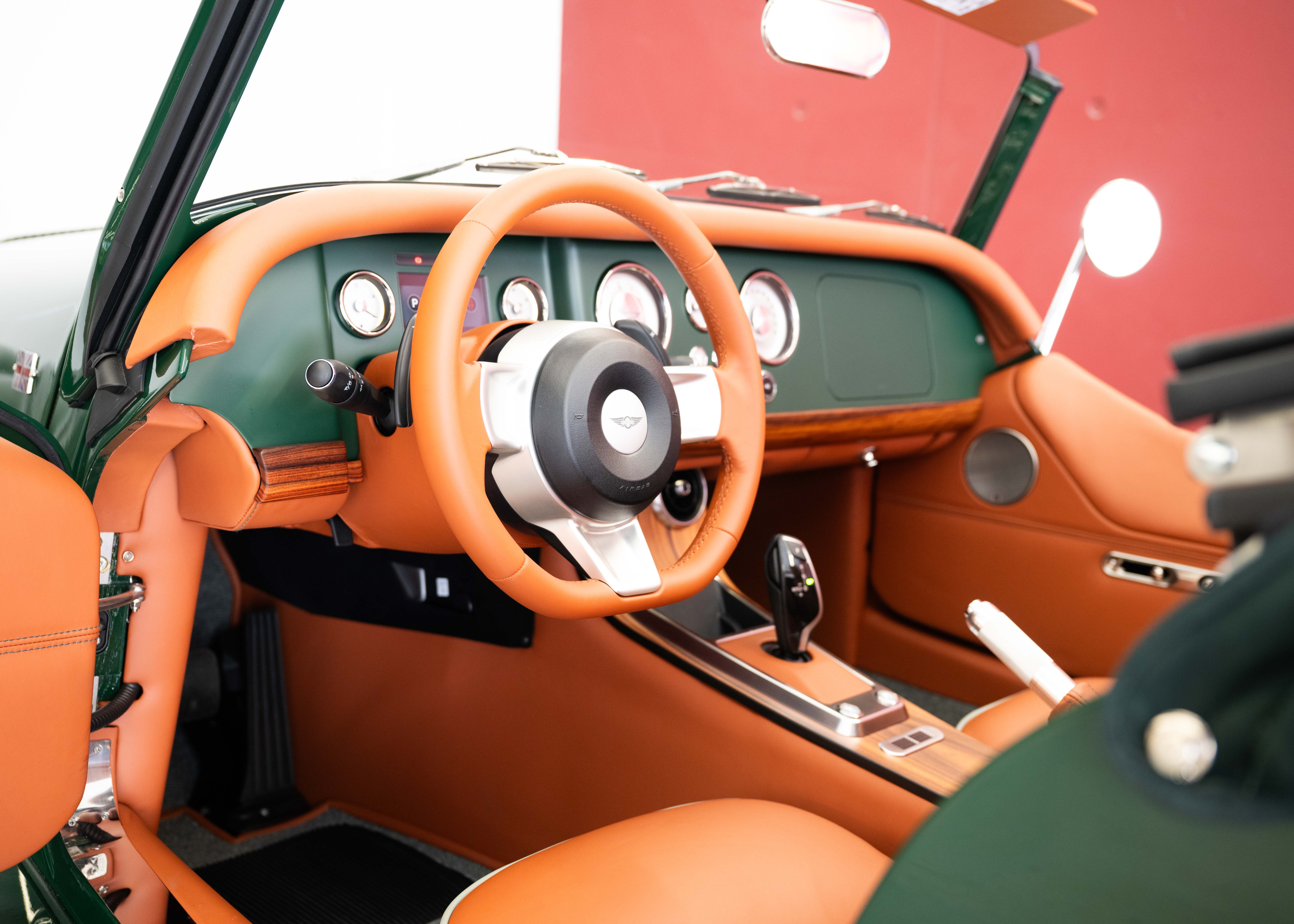 Image MORGAN 4-4 Plus Four 2.0 Bespoke (MY 26, Swiss new car, 1 of 1 configuration, Porsche Irish Green, 30-month factory warranty)