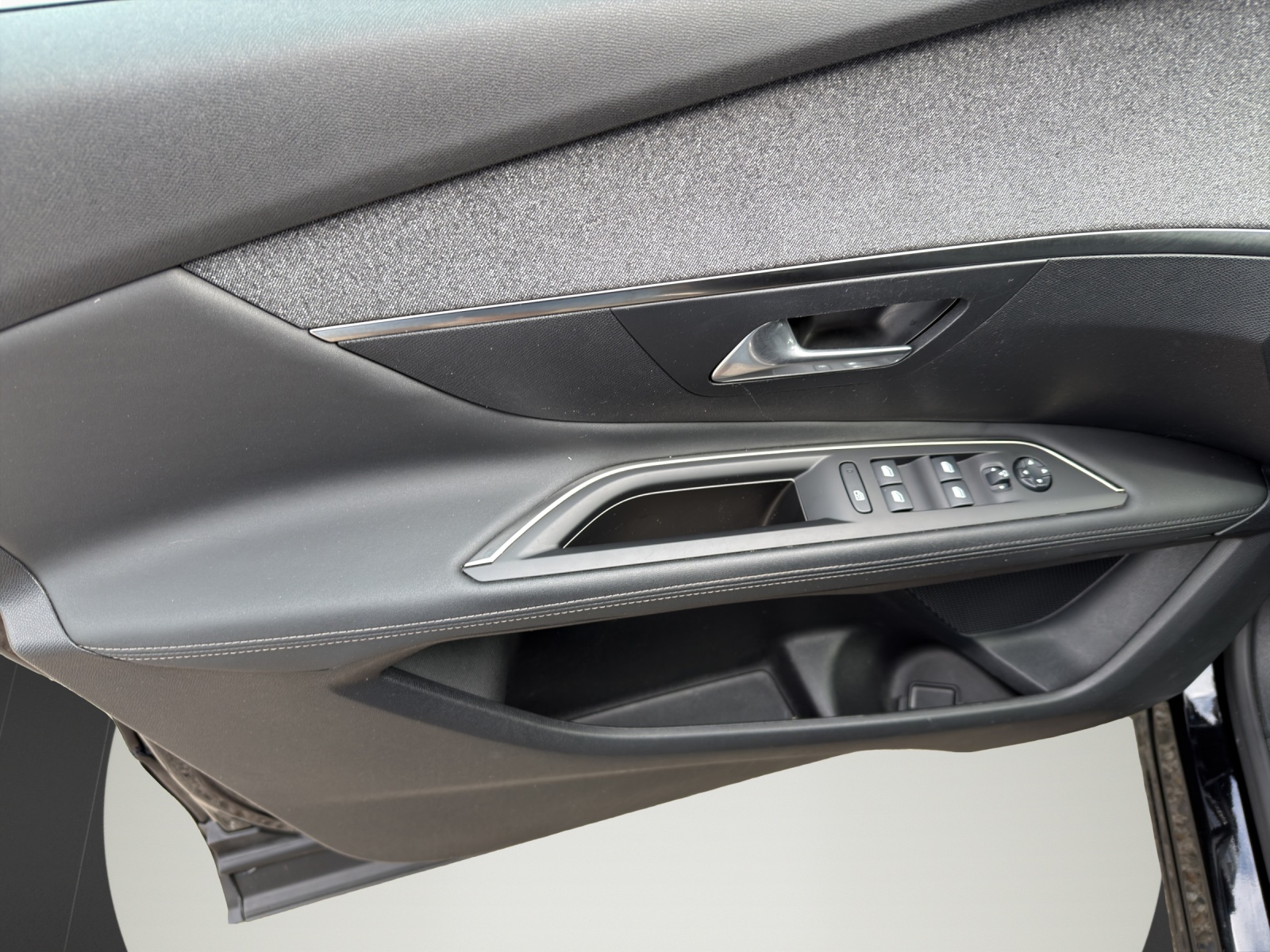 PEUGEOT 3008 1.2 PureTech Allure EAT-image-9