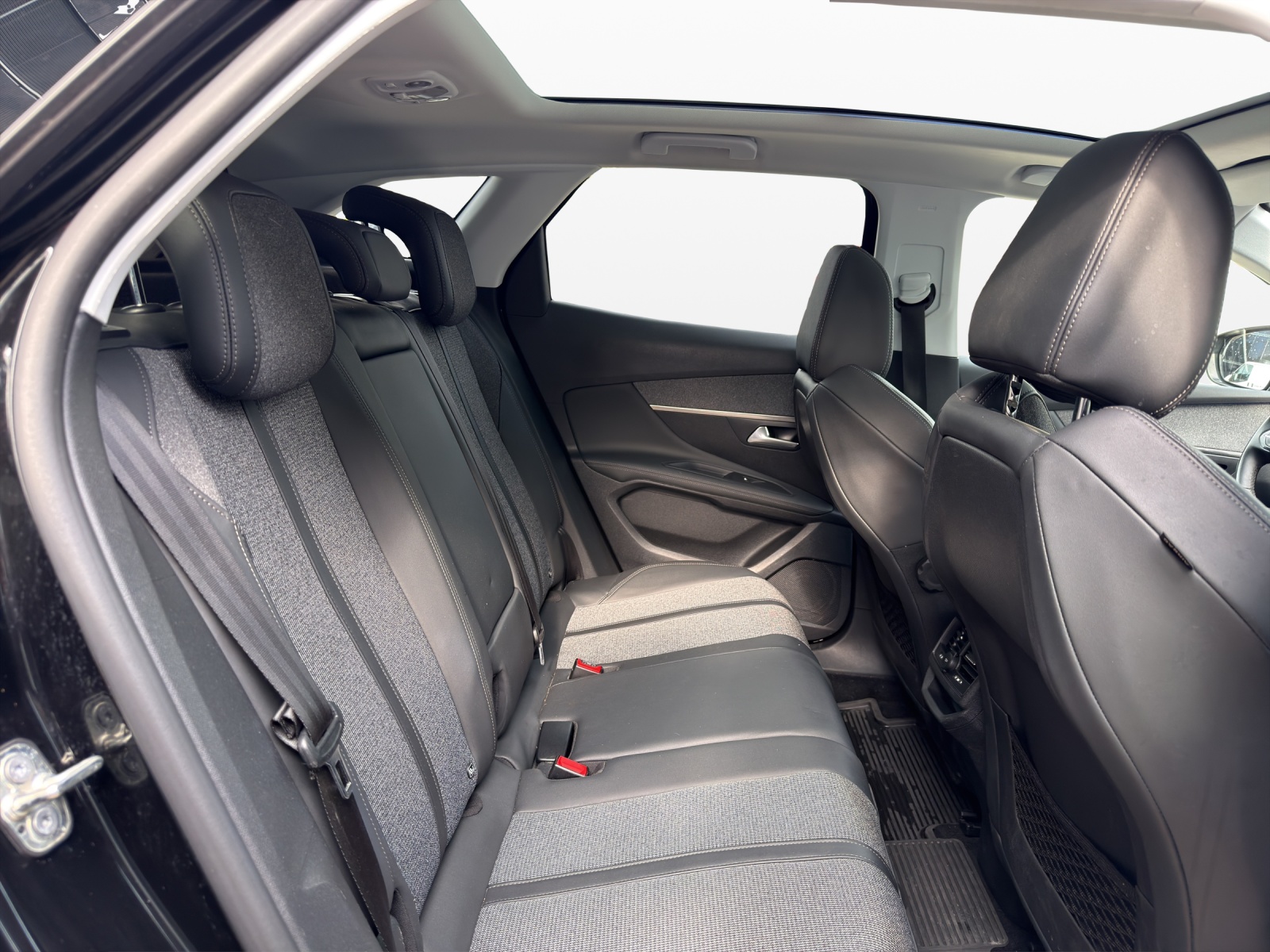 PEUGEOT 3008 1.2 PureTech Allure EAT-image-18