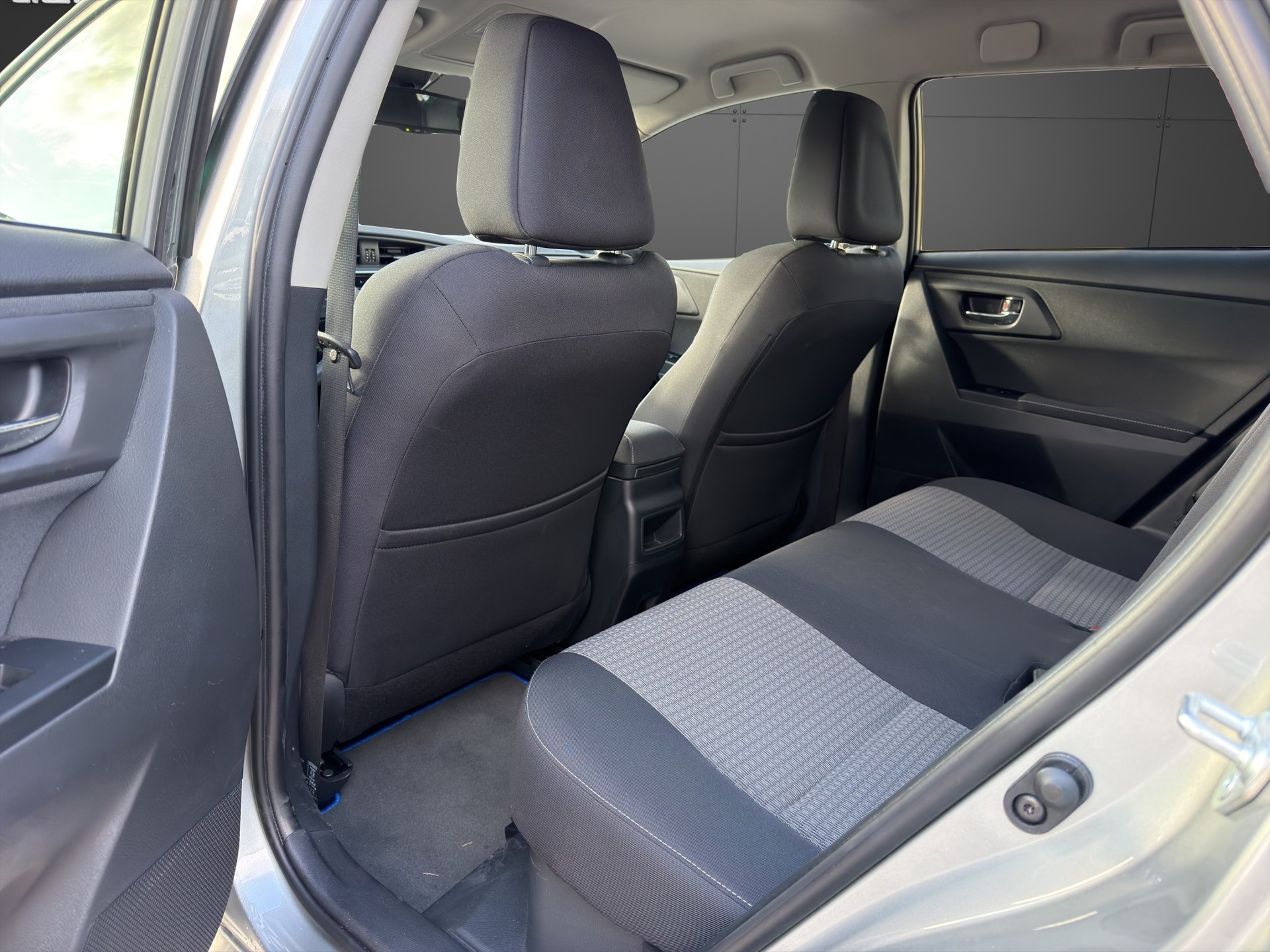 TOYOTA Auris Touring Sports 1.8 HSD Edition S e-CVT-image-12
