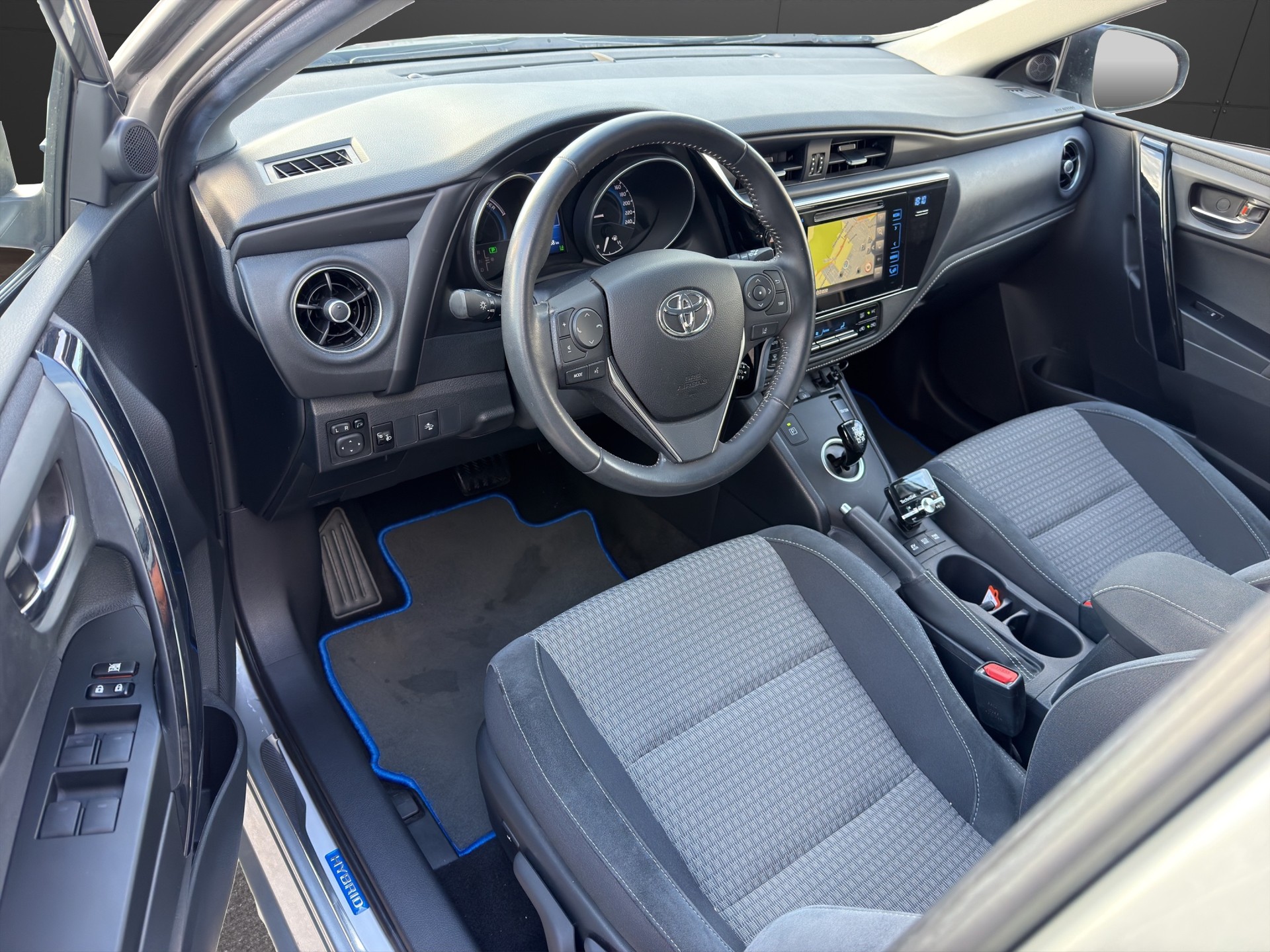TOYOTA Auris Touring Sports 1.8 HSD Edition S e-CVT-image-11