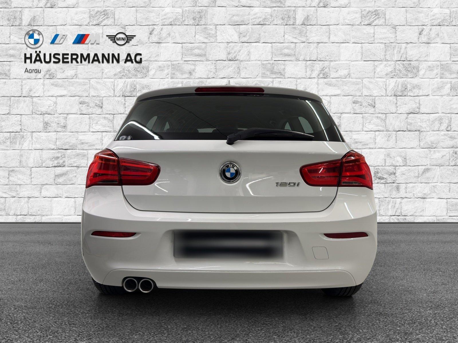 BMW 120i-image-5