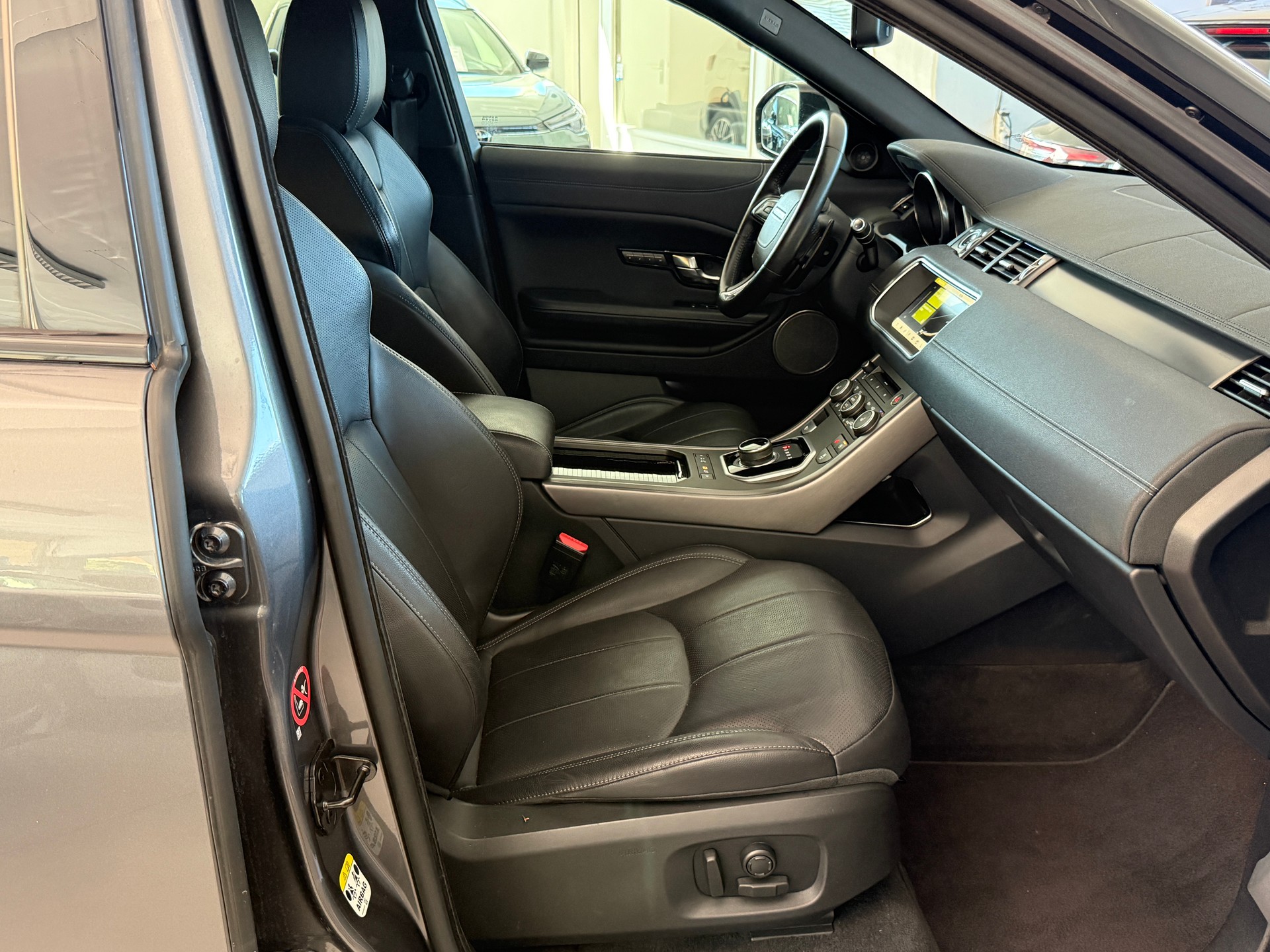 LAND ROVER Range Rover Evoque 2.0 TD4 Landmark-image-24