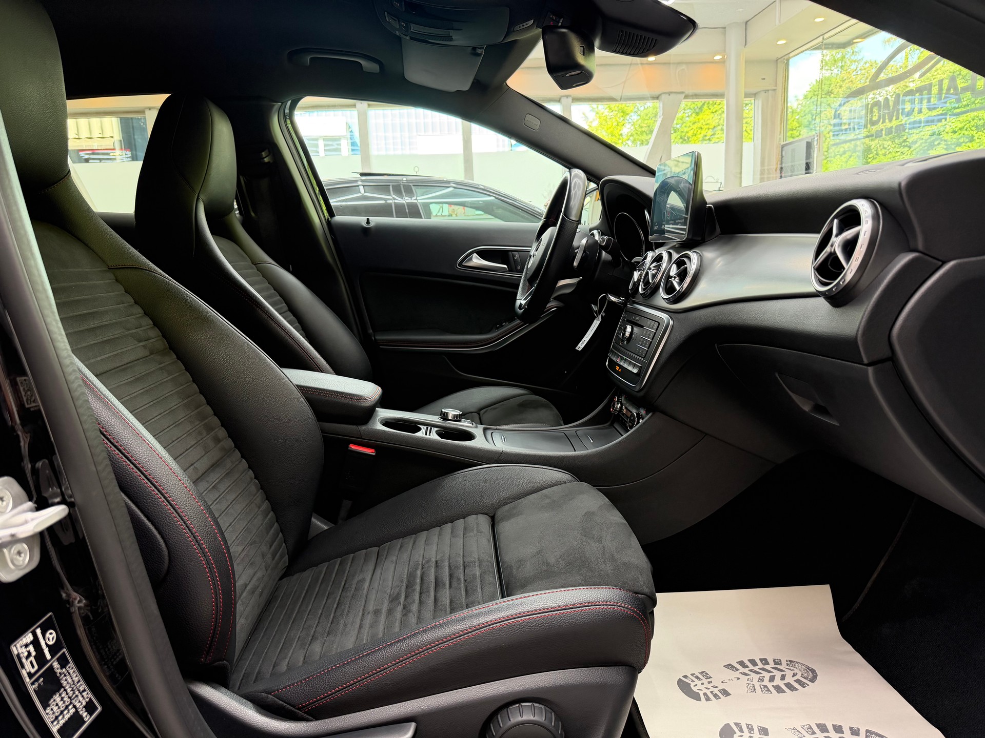 MERCEDES-BENZ GLA 250 AMG Line 4m-image-14