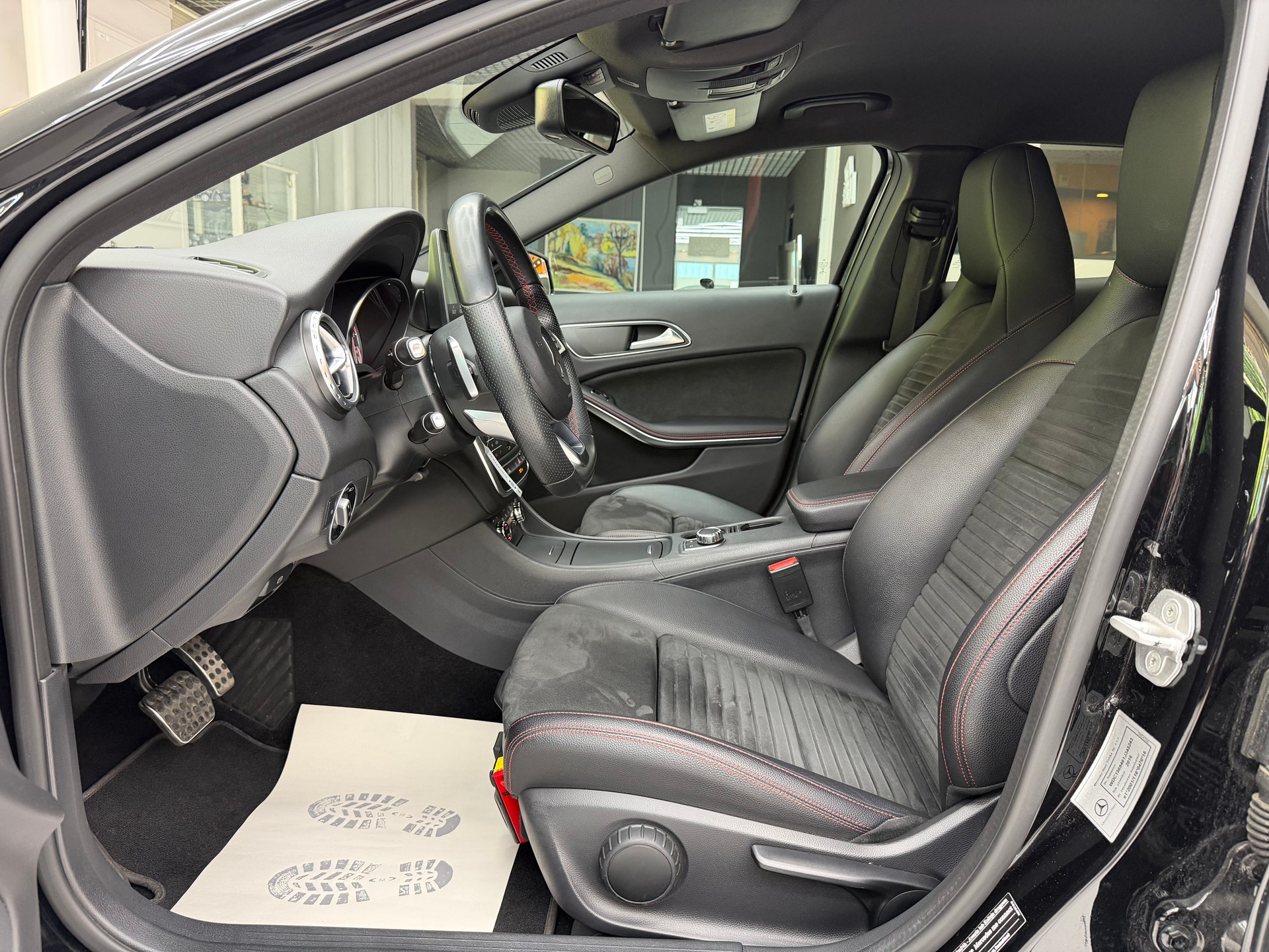 MERCEDES-BENZ GLA 250 AMG Line 4m-image-12