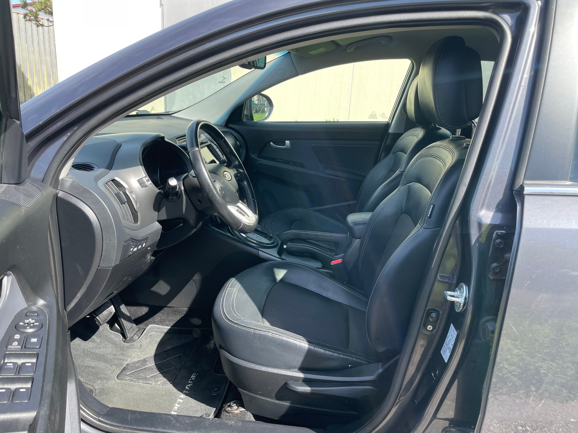 KIA Sportage 2.0 CRDi Style 4WD Automatic-image-6