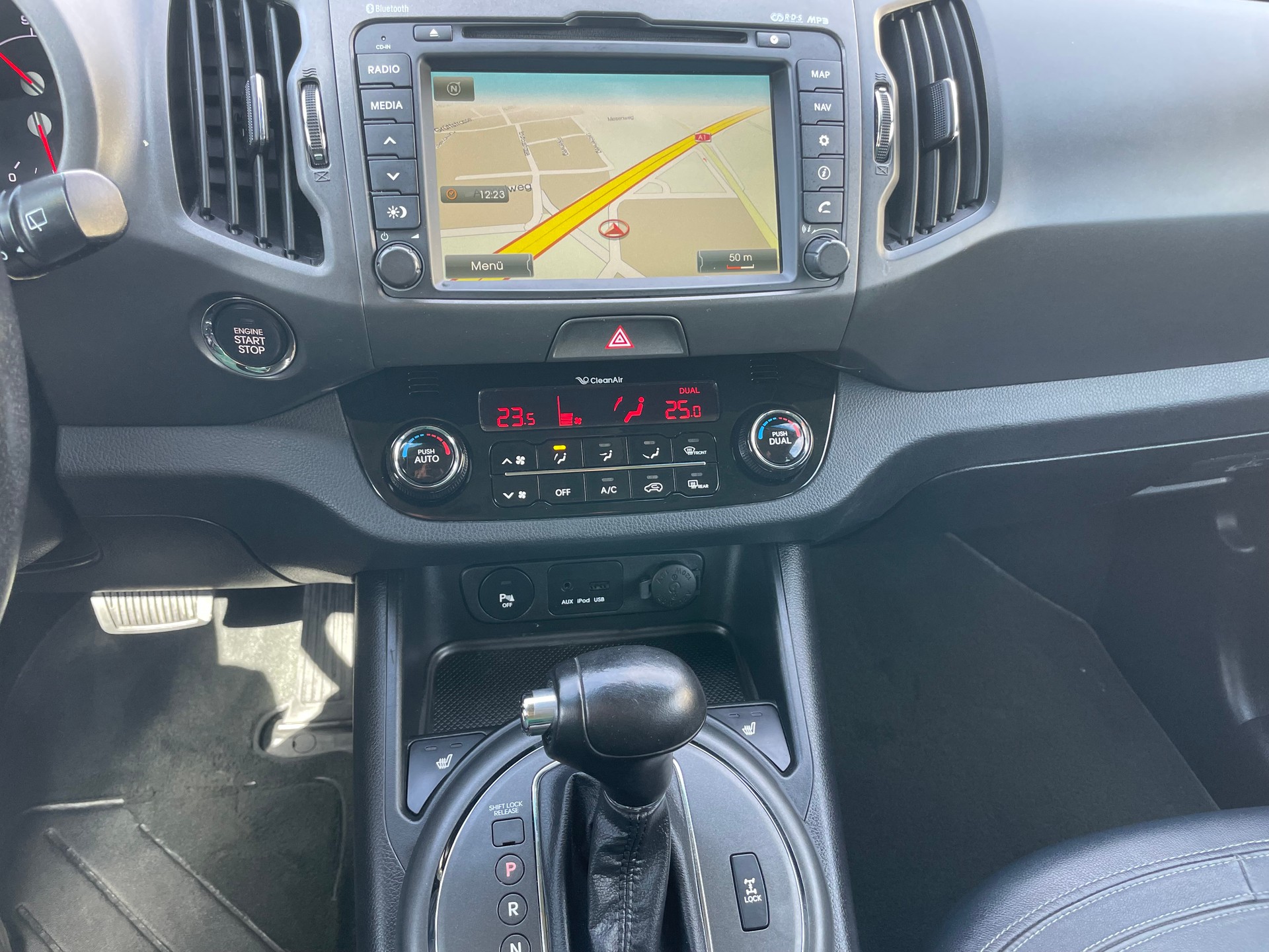 KIA Sportage 2.0 CRDi Style 4WD Automatic-image-11