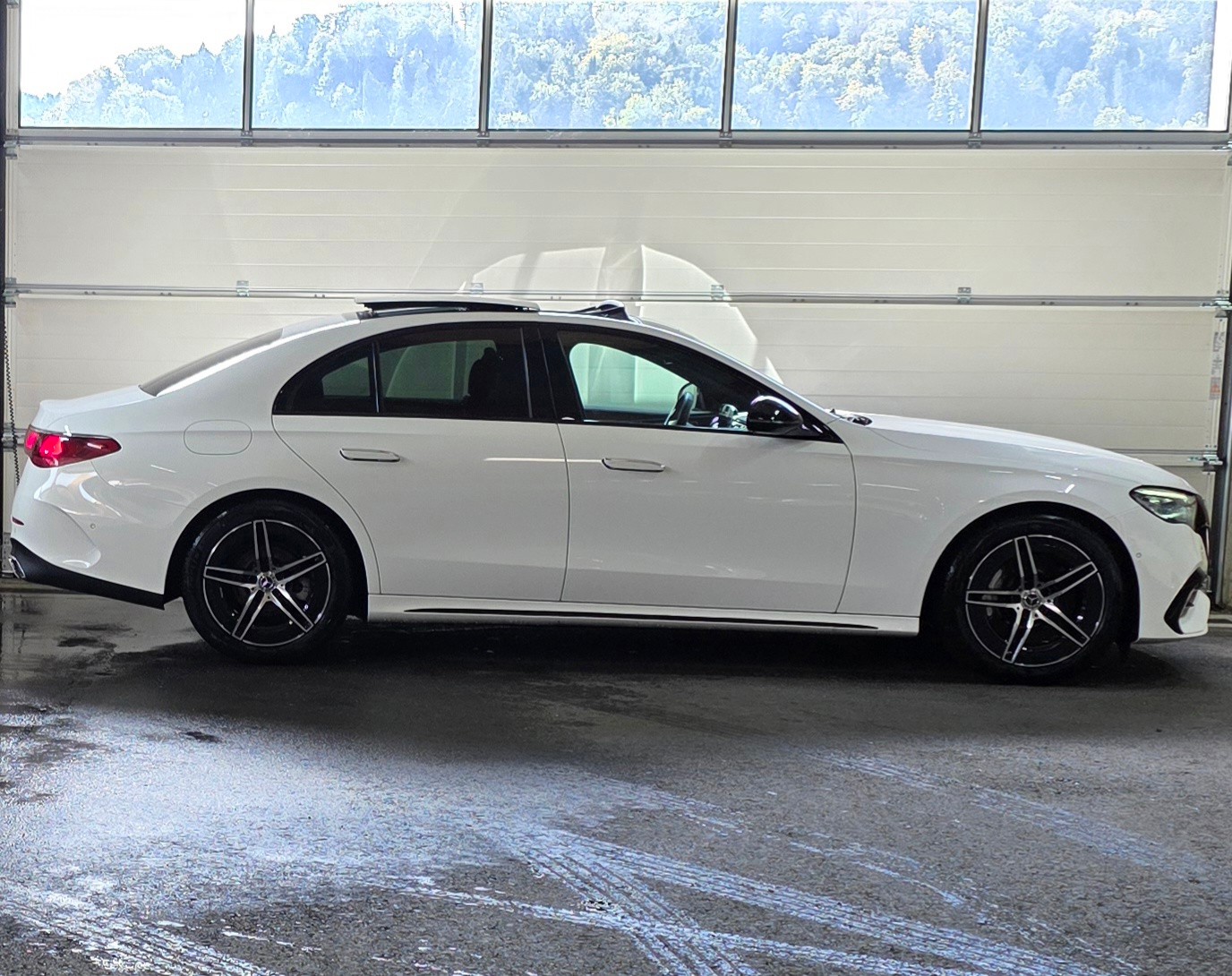 MERCEDES-BENZ E 220 d 9G-Tronic AMG Line *Panoramadach*Ambientebeleuchtung*Rückfahrkamera*Aktiver Spurhalte-&Abstandassistent*-image-5