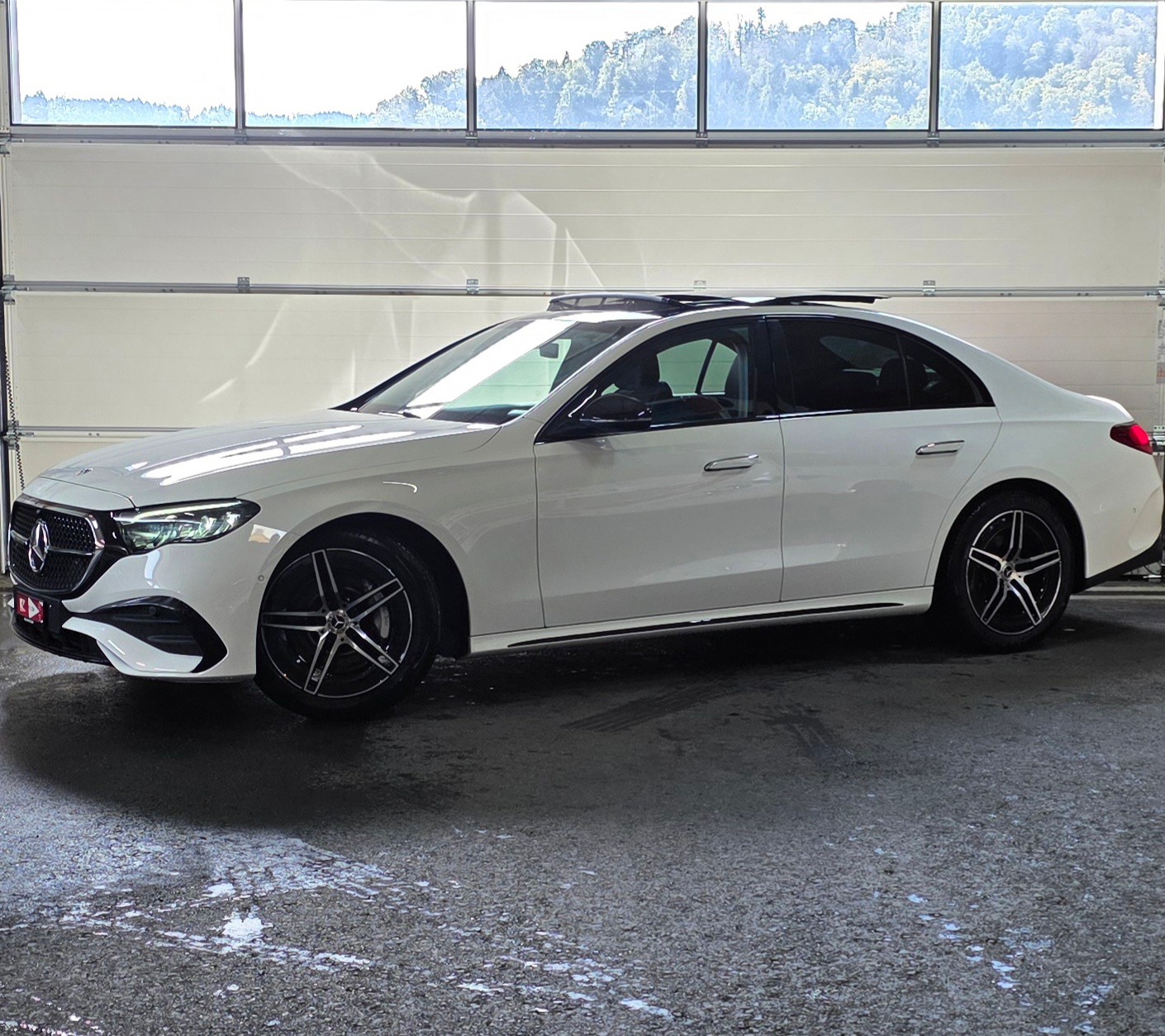 MERCEDES-BENZ E 220 d 9G-Tronic AMG Line *Panoramadach*Ambientebeleuchtung*Rückfahrkamera*Aktiver Spurhalte-&Abstandassistent*-image-0