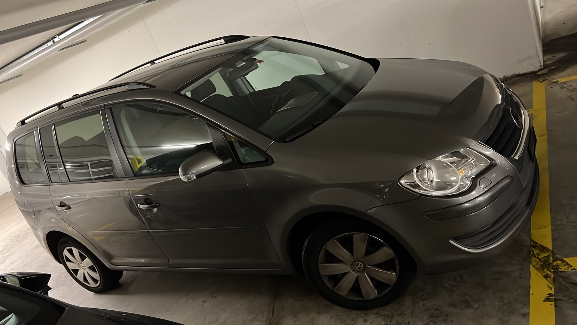 VW Touran 1.9 TDI Trendline DSG-image-1