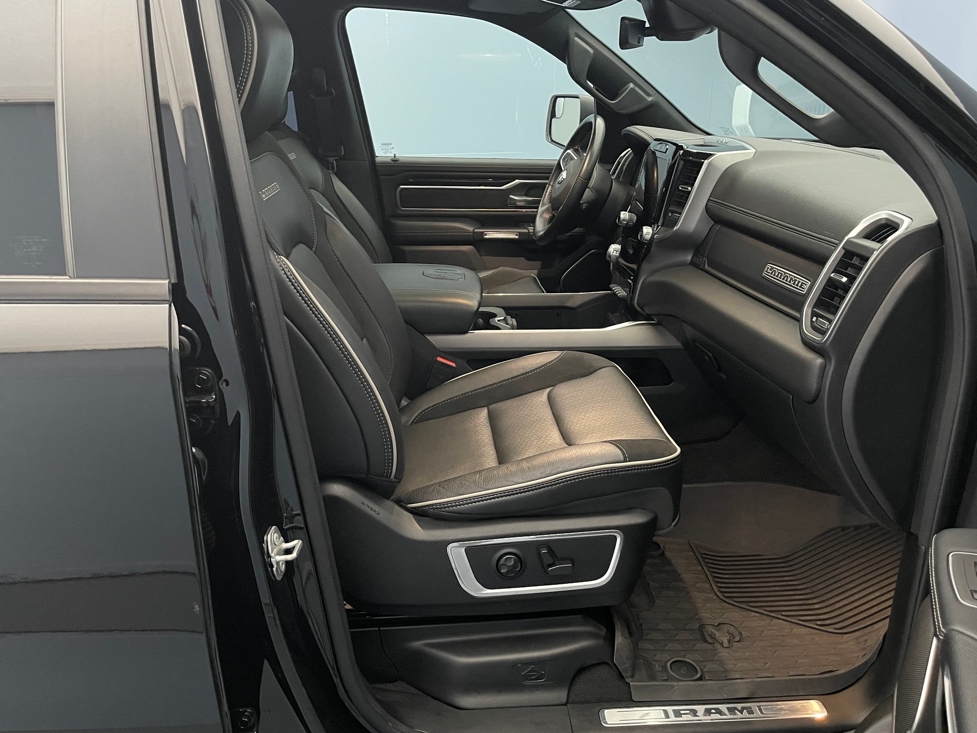 DODGE Ram 1500 Crew cab. pick-up 5.7 HEMI MDS VVT Laramie-image-10