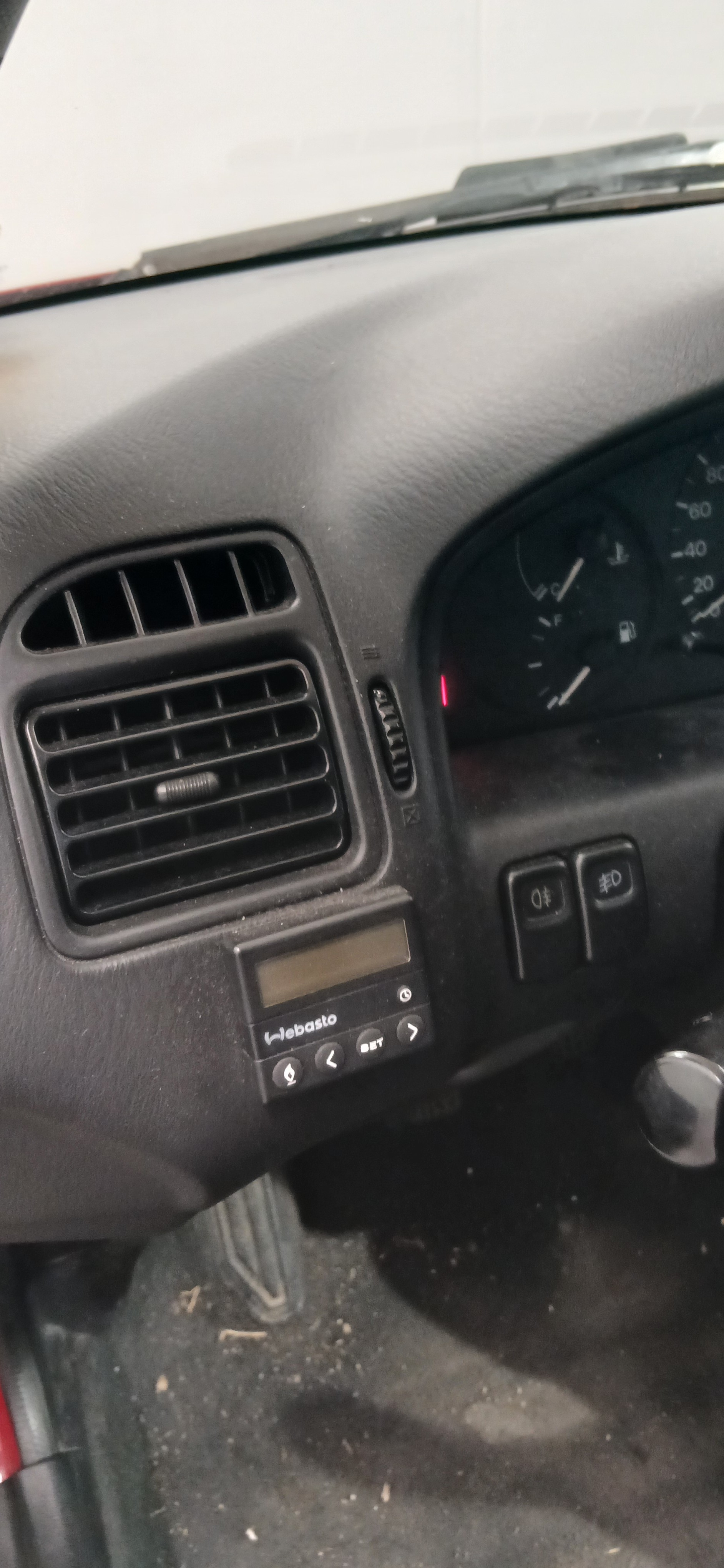 MAZDA 323 F 1.5i-16V-image-4