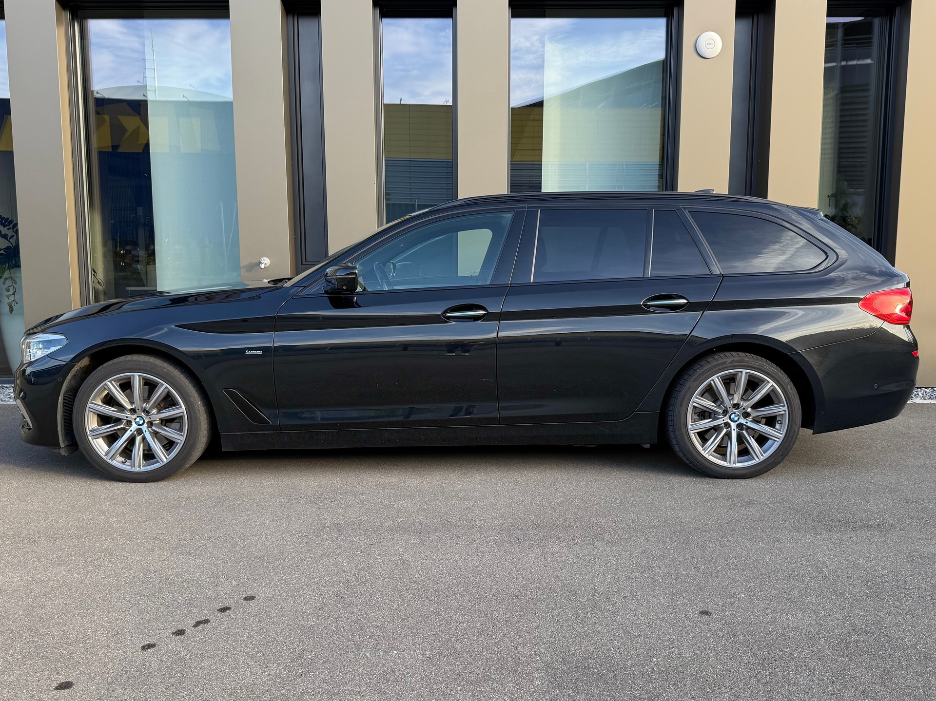 BMW 520d xDrive Touring Luxury Line Steptronic-image-1