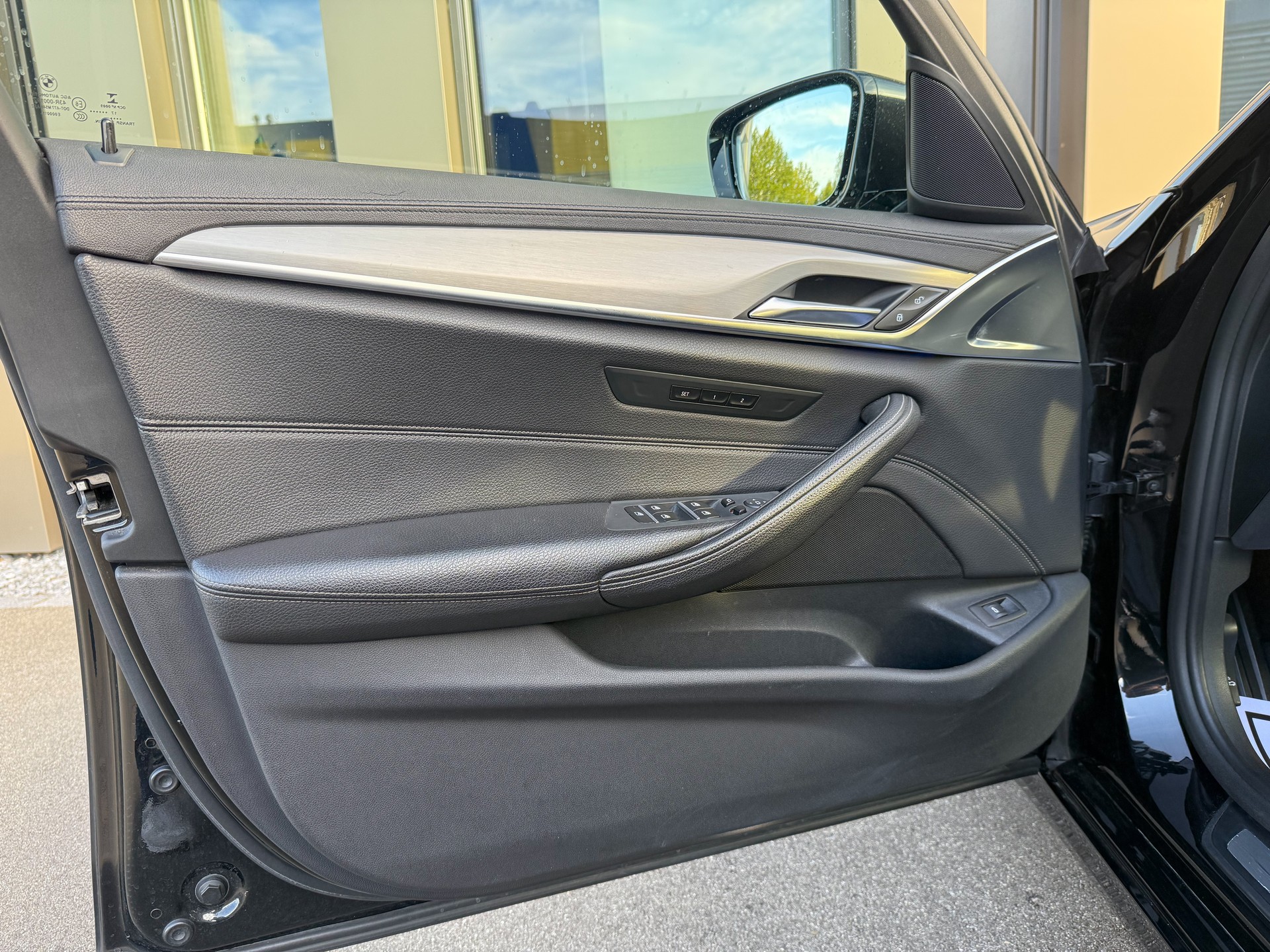 BMW 520d xDrive Touring Luxury Line Steptronic-image-12