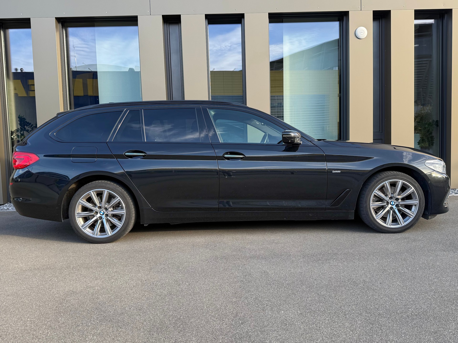 BMW 520d xDrive Touring Luxury Line Steptronic-image-4