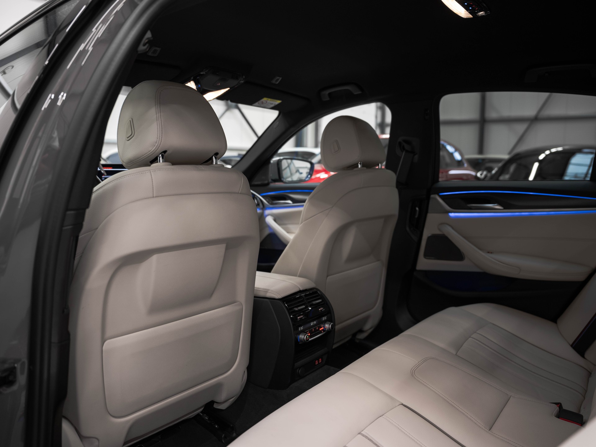 BMW M550i xDrive Steptronic-image-10