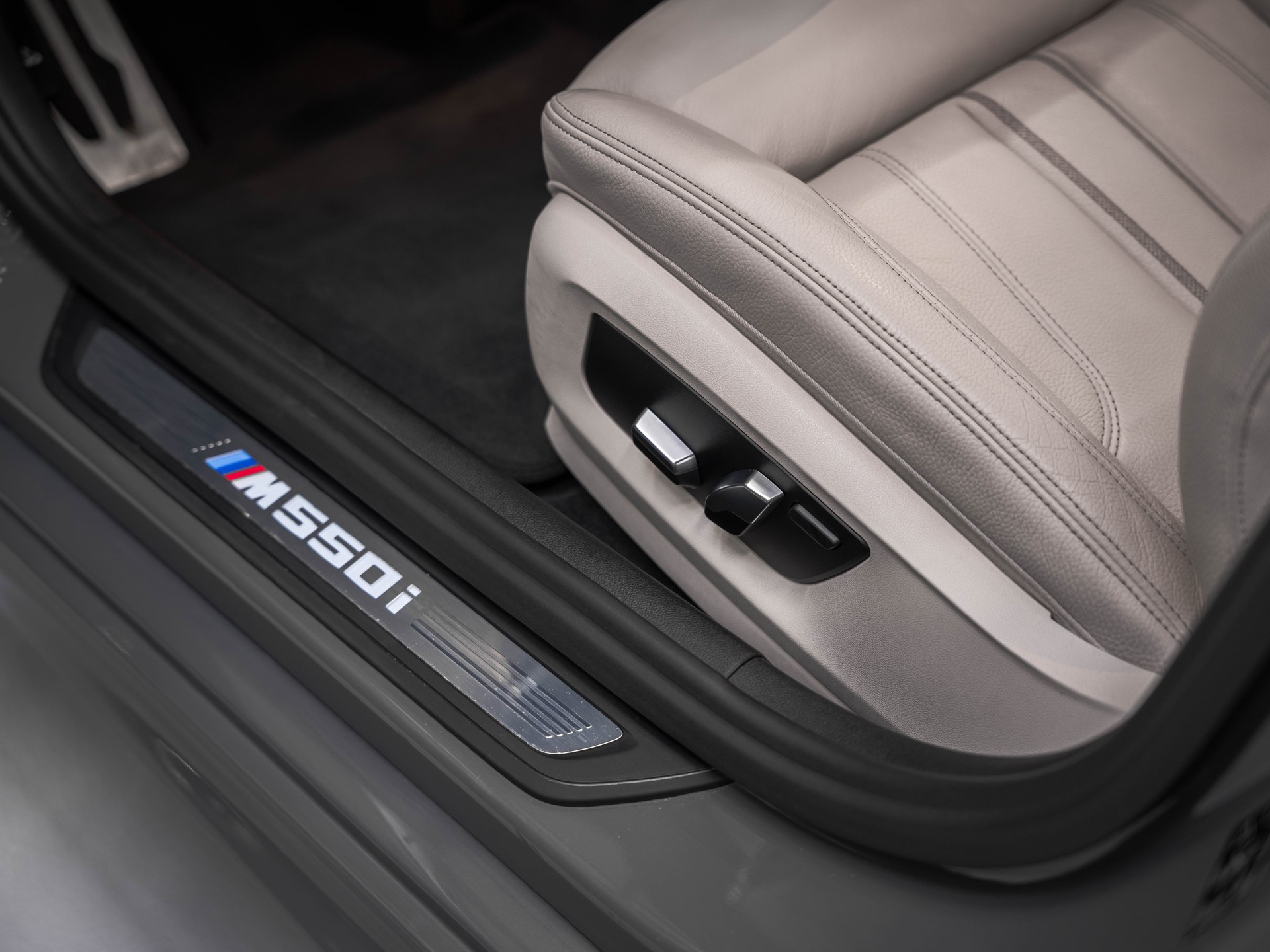 BMW M550i xDrive Steptronic-image-21