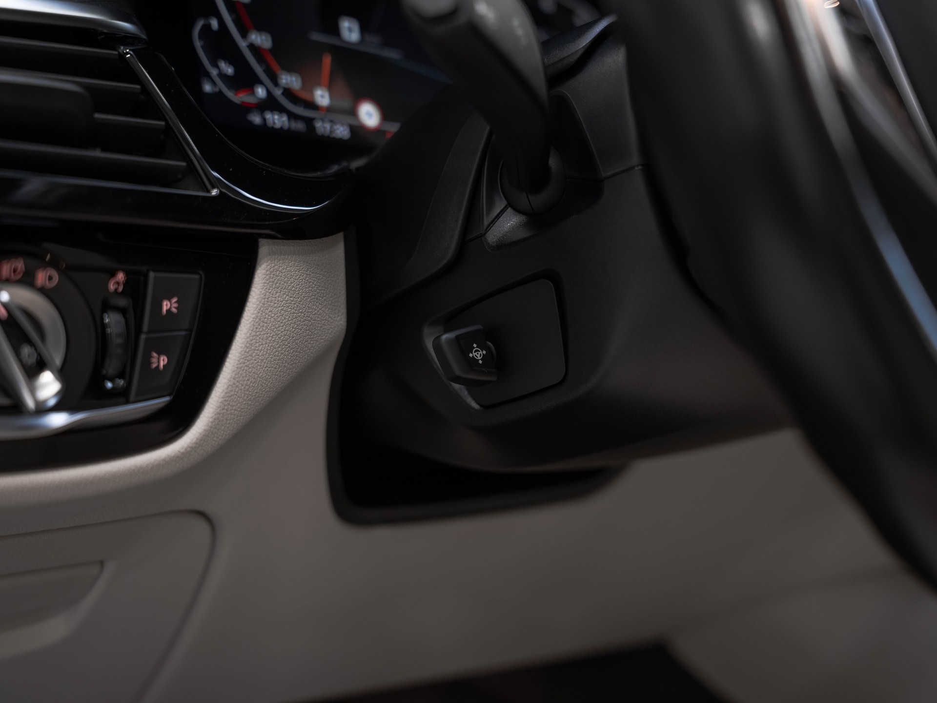 BMW M550i xDrive Steptronic-image-22