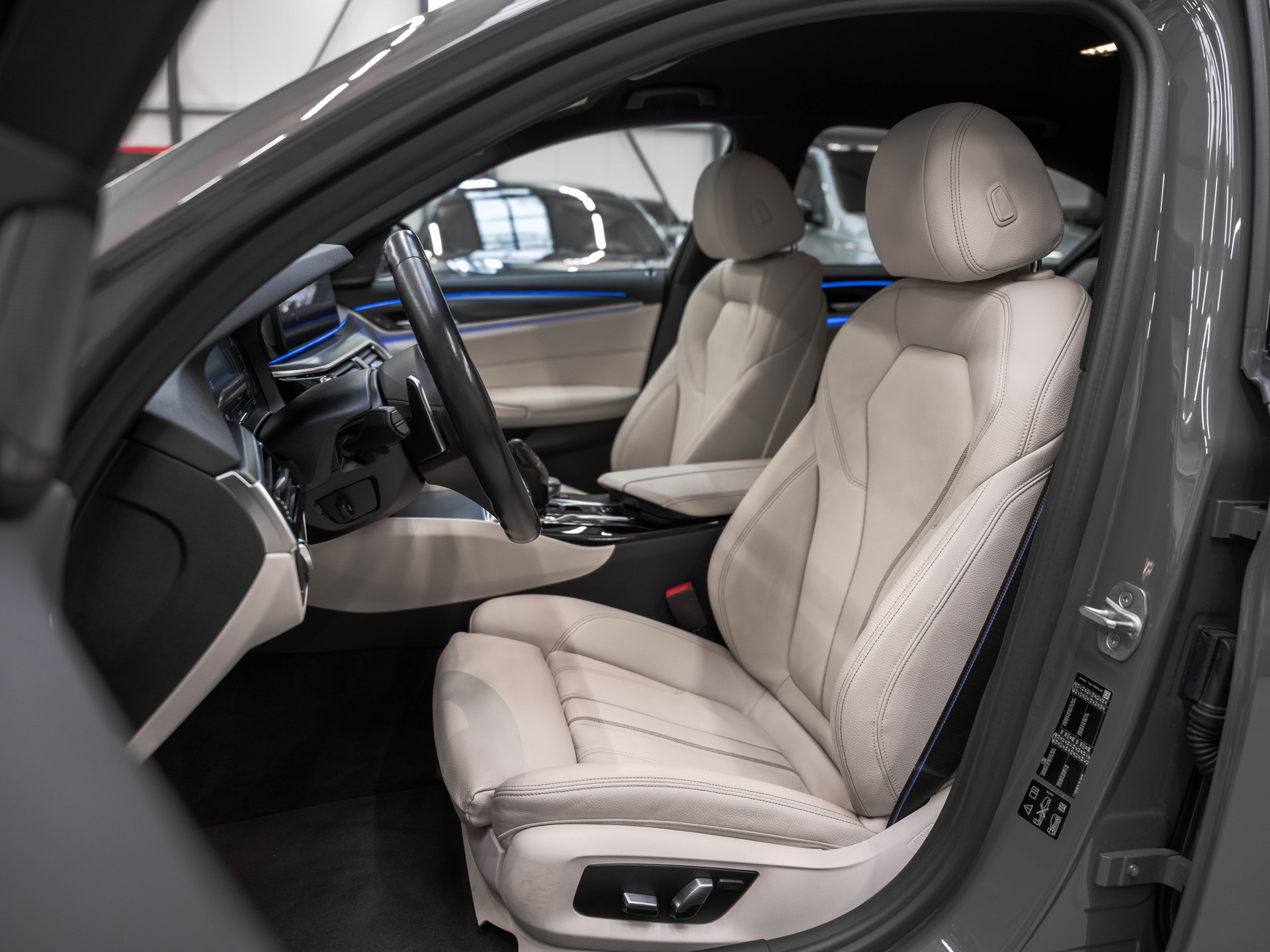 BMW M550i xDrive Steptronic-image-9