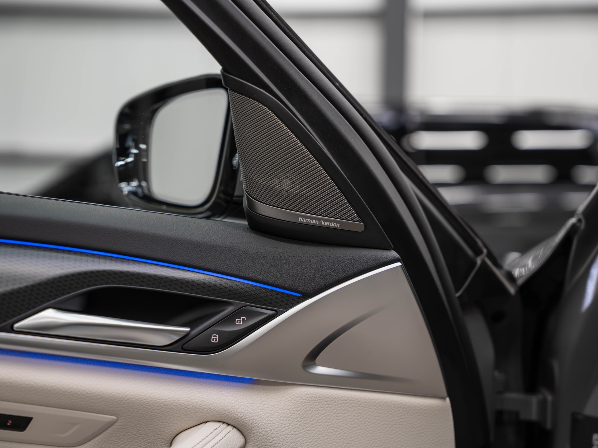BMW M550i xDrive Steptronic-image-19
