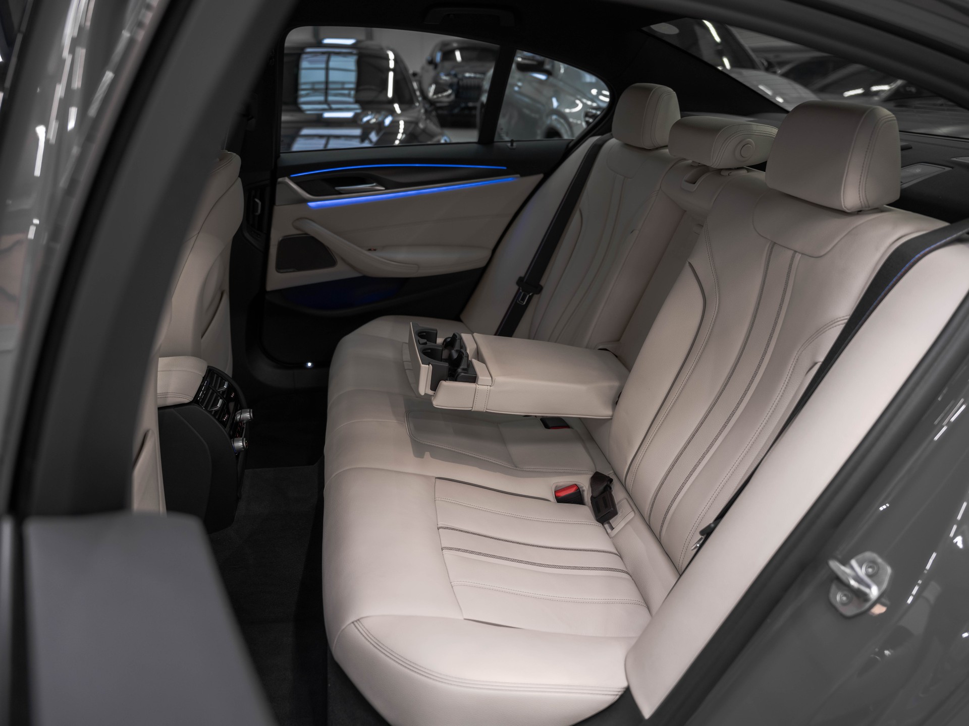 BMW M550i xDrive Steptronic-image-11