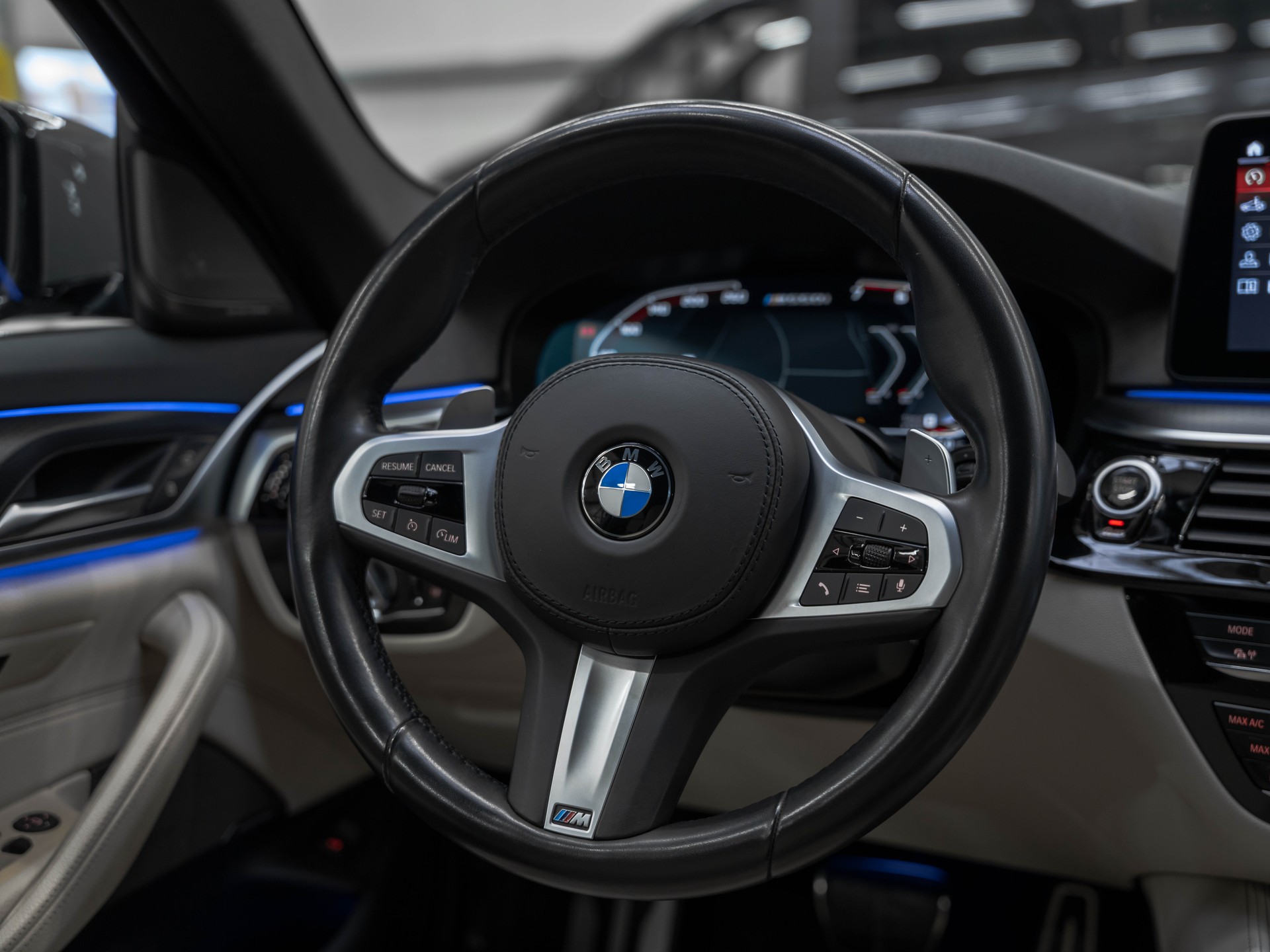 BMW M550i xDrive Steptronic-image-25