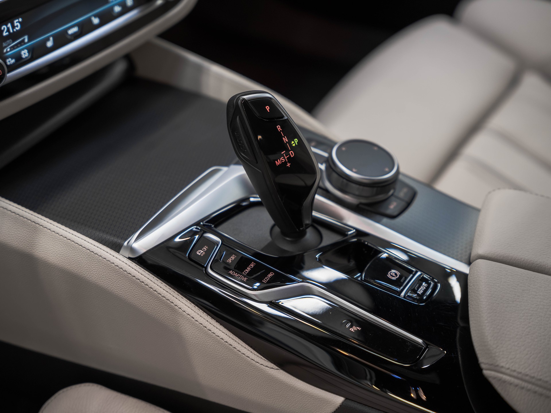 BMW M550i xDrive Steptronic-image-8