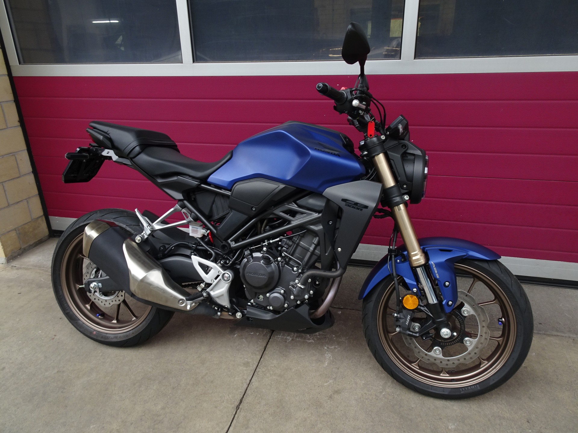 HONDA CB 300 R-showroom-element-2