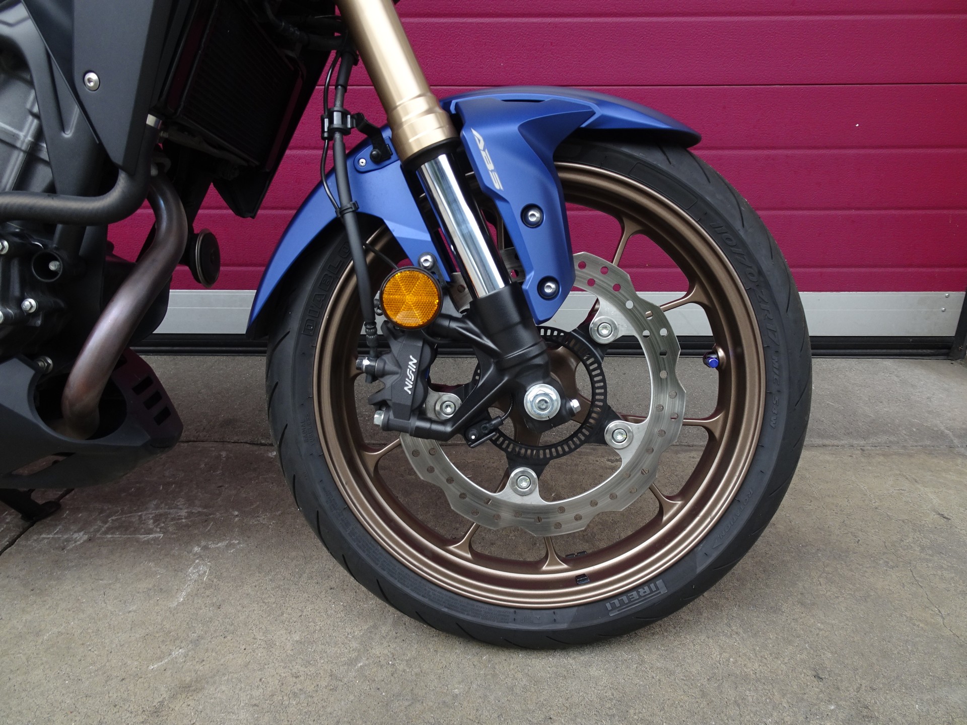 HONDA CB 300 R-showroom-element-1