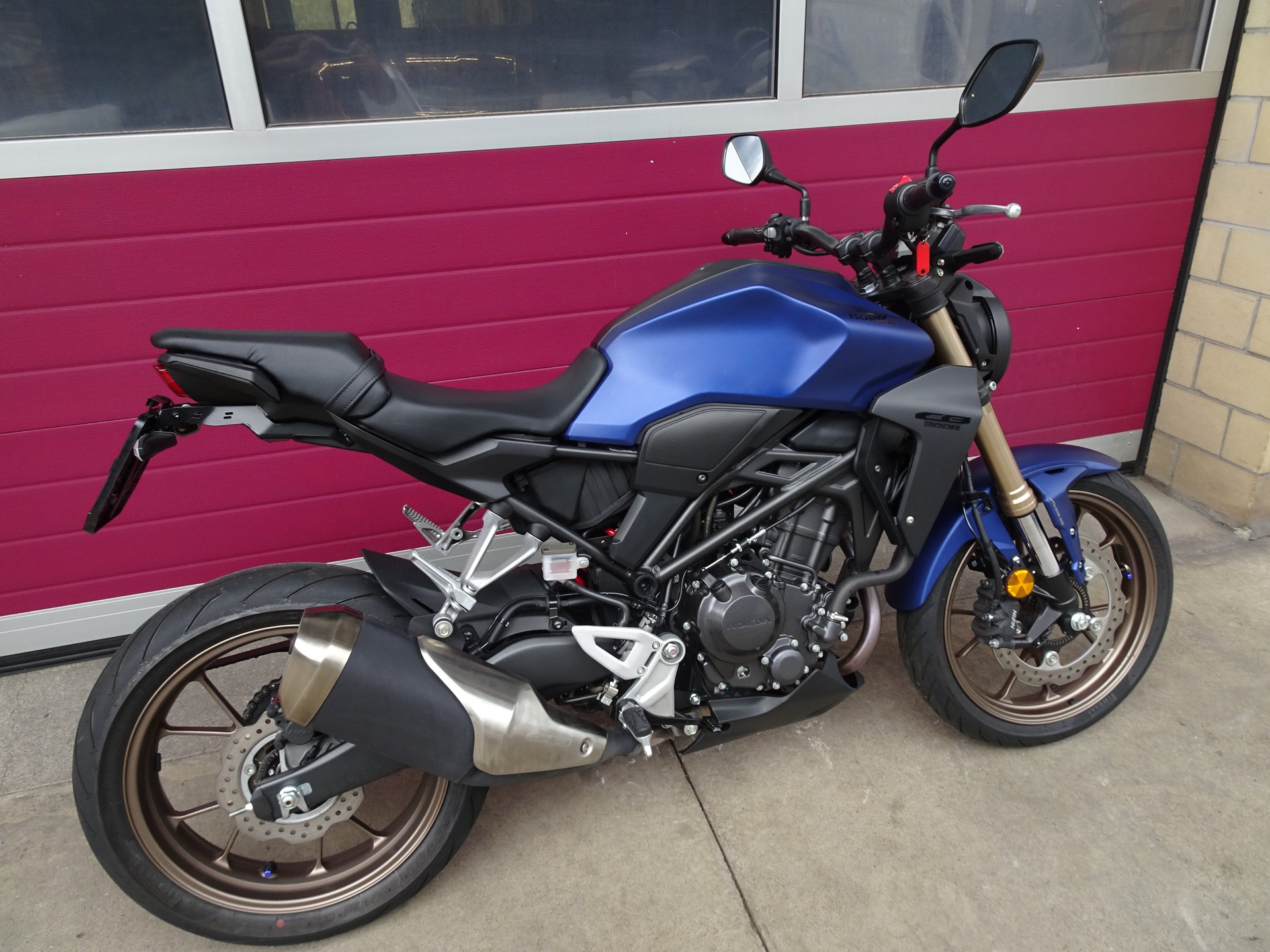 HONDA CB 300 R-showroom-element-3