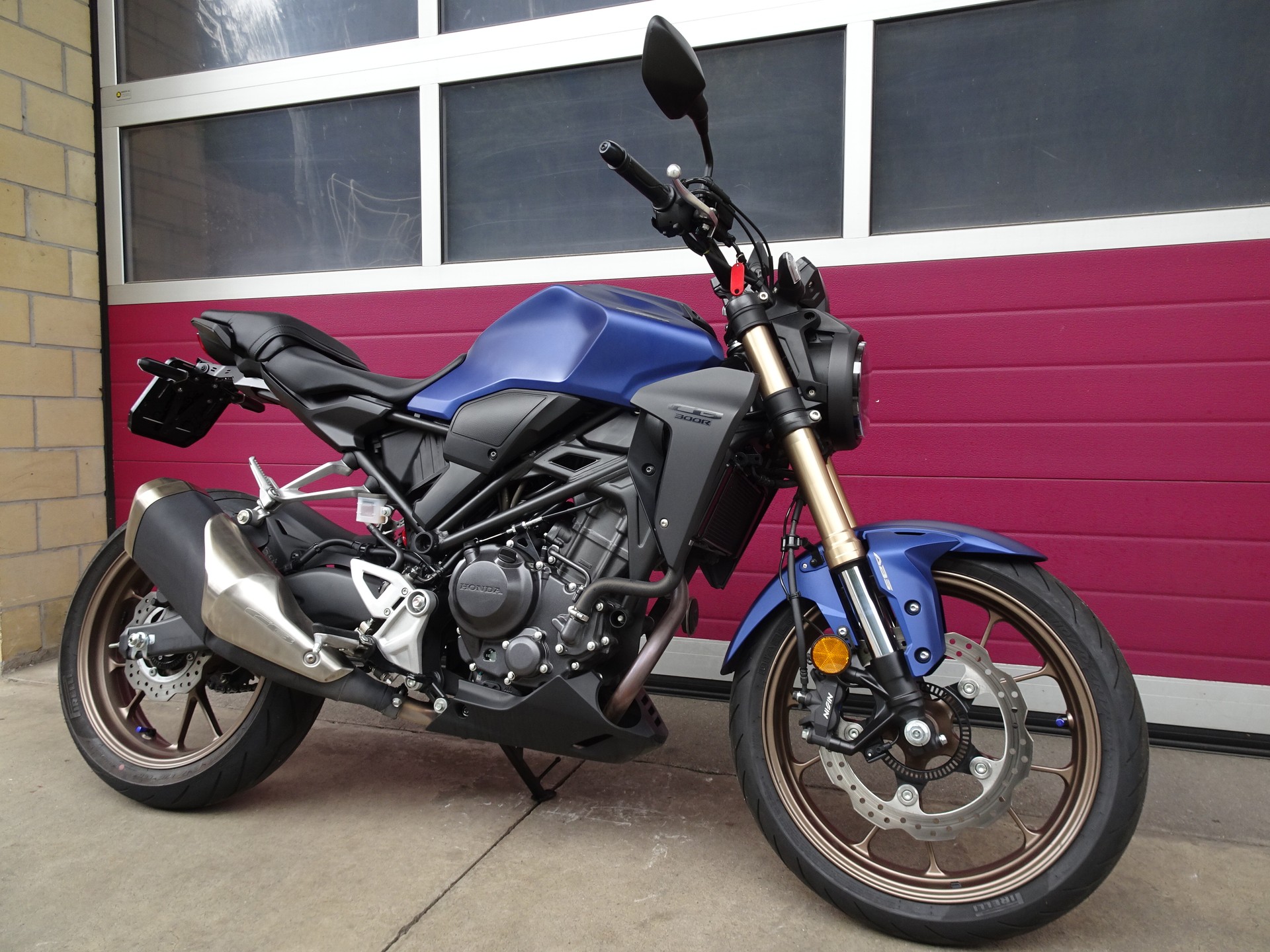 HONDA CB 300 R-image-10