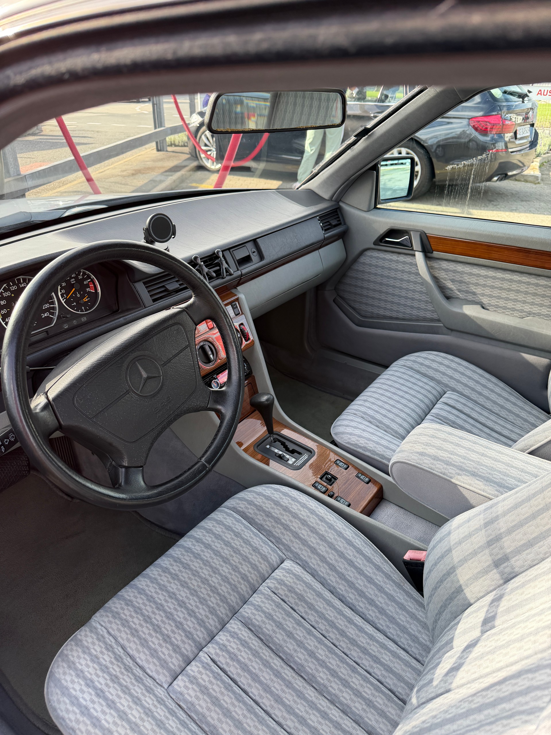 MERCEDES-BENZ 300 CE-image-10