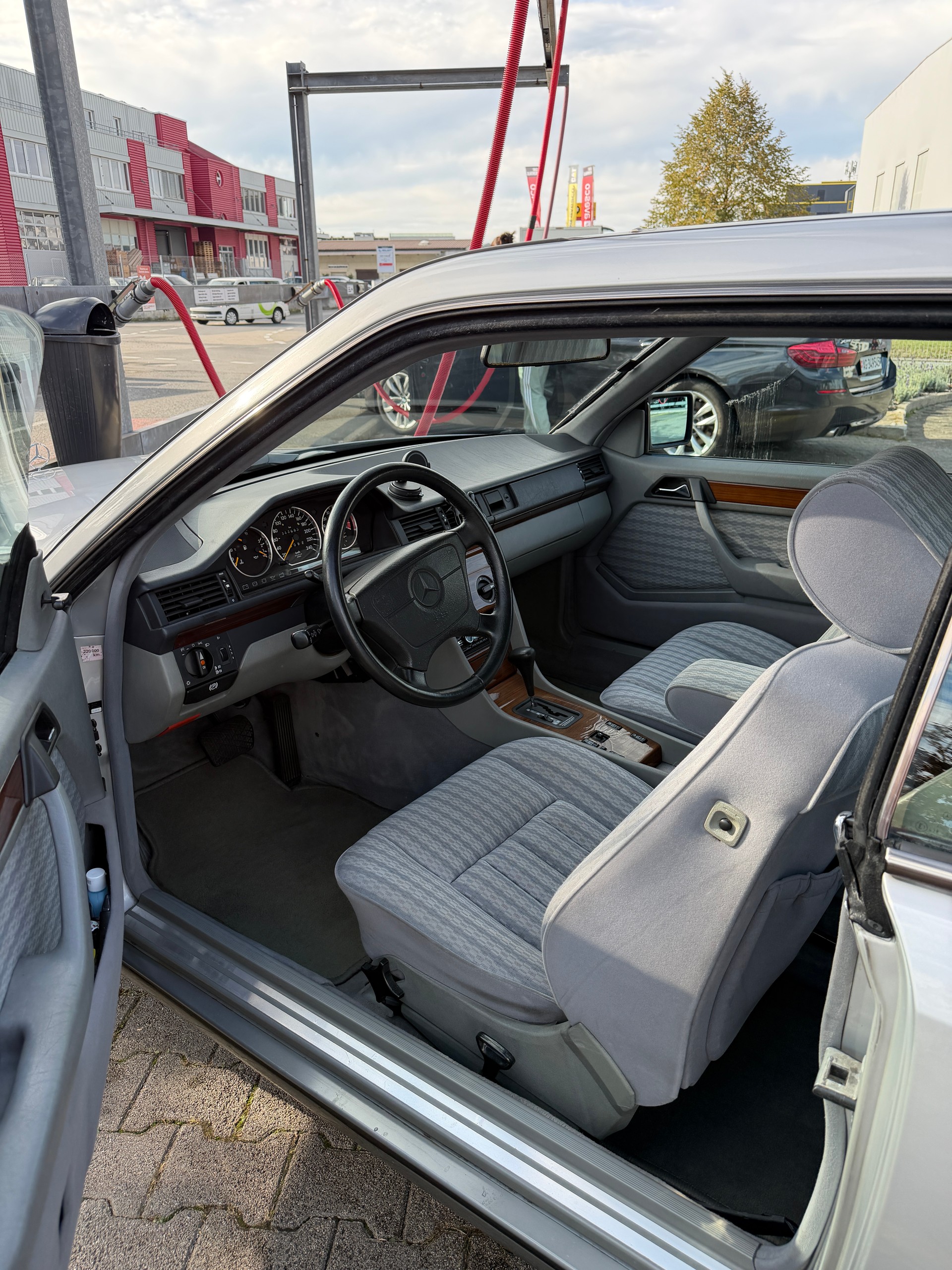 MERCEDES-BENZ 300 CE-image-9
