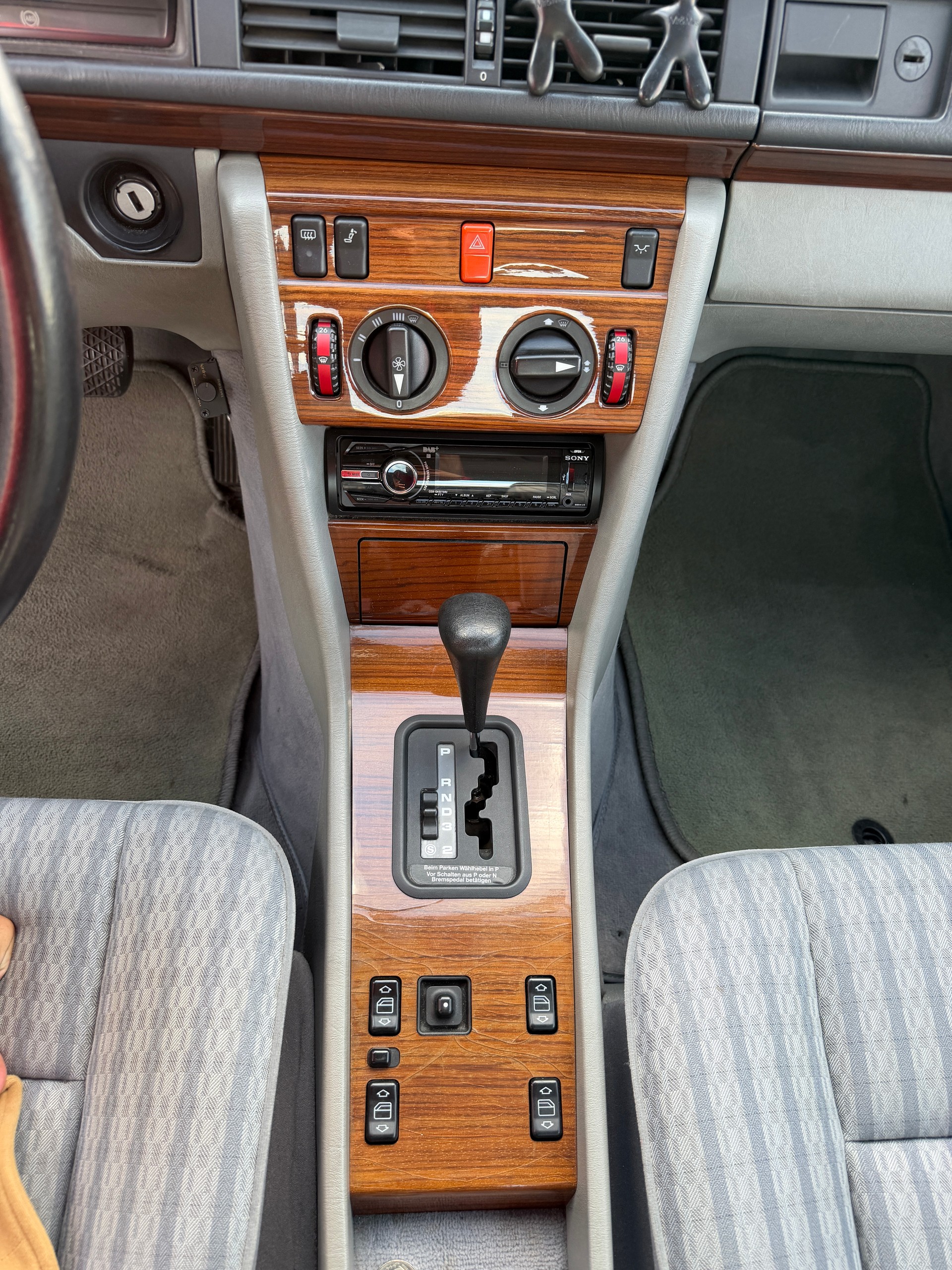 MERCEDES-BENZ 300 CE-image-12