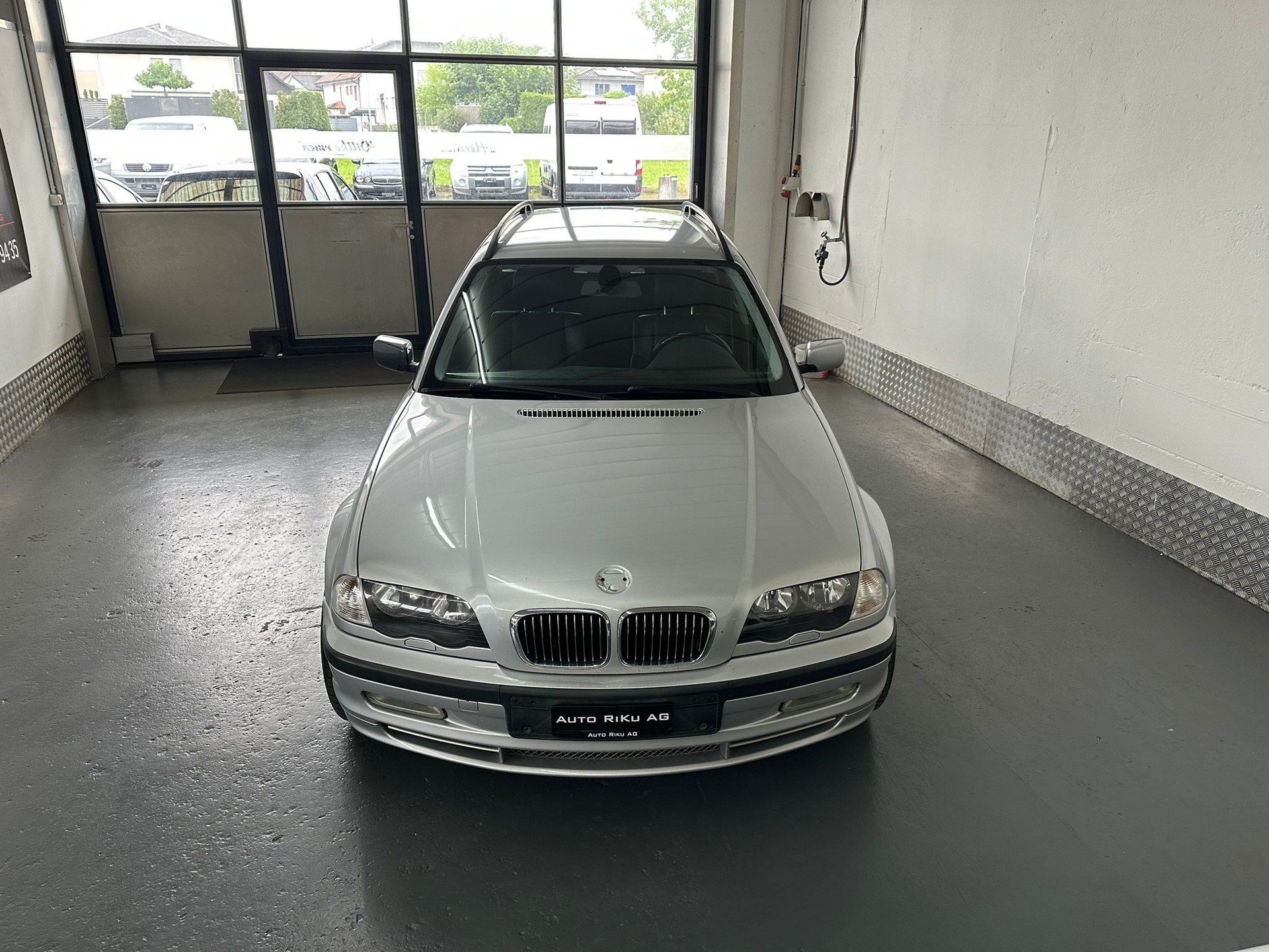 BMW 330xi Touring-image-2
