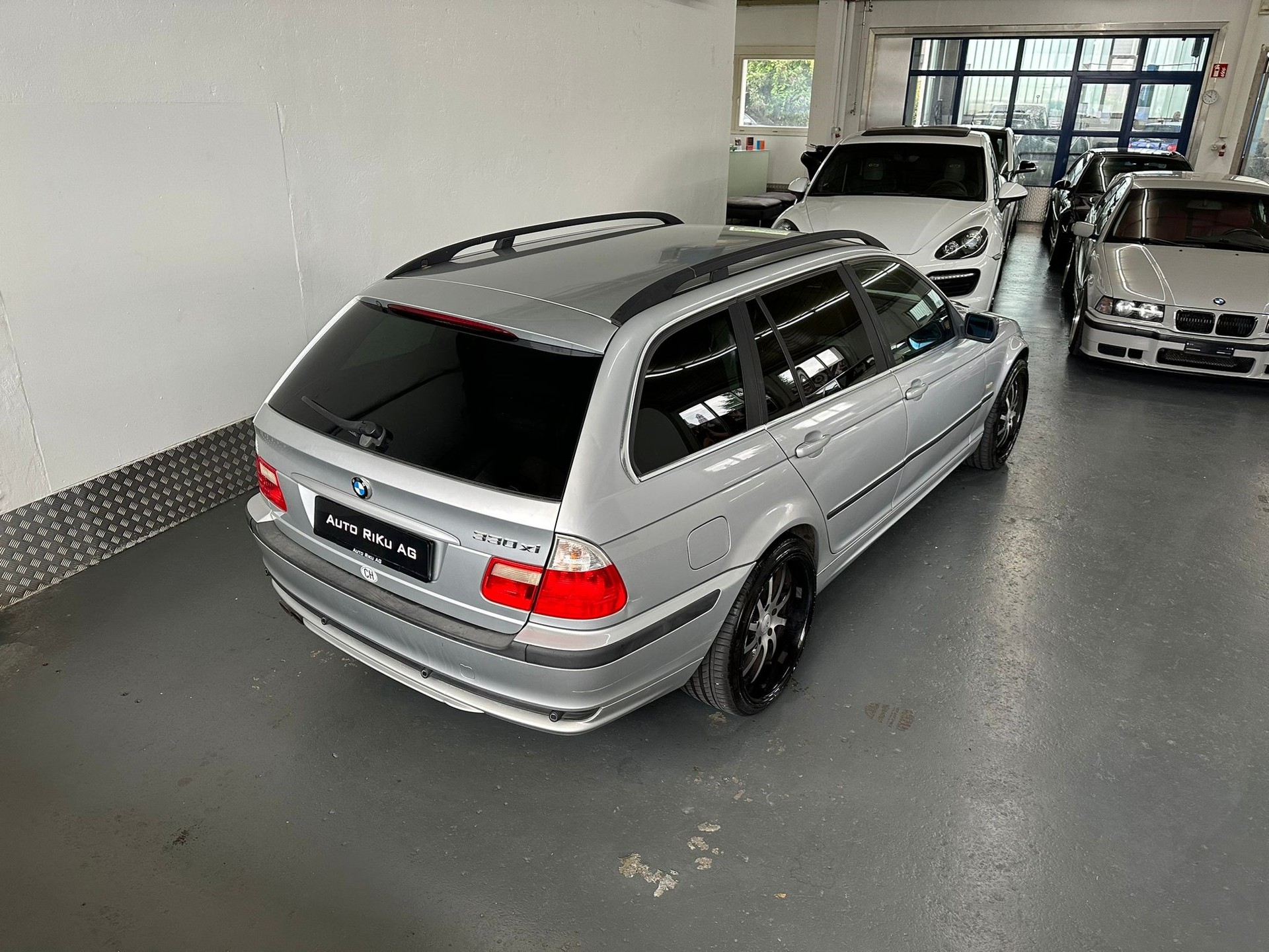 BMW 330xi Touring-image-6
