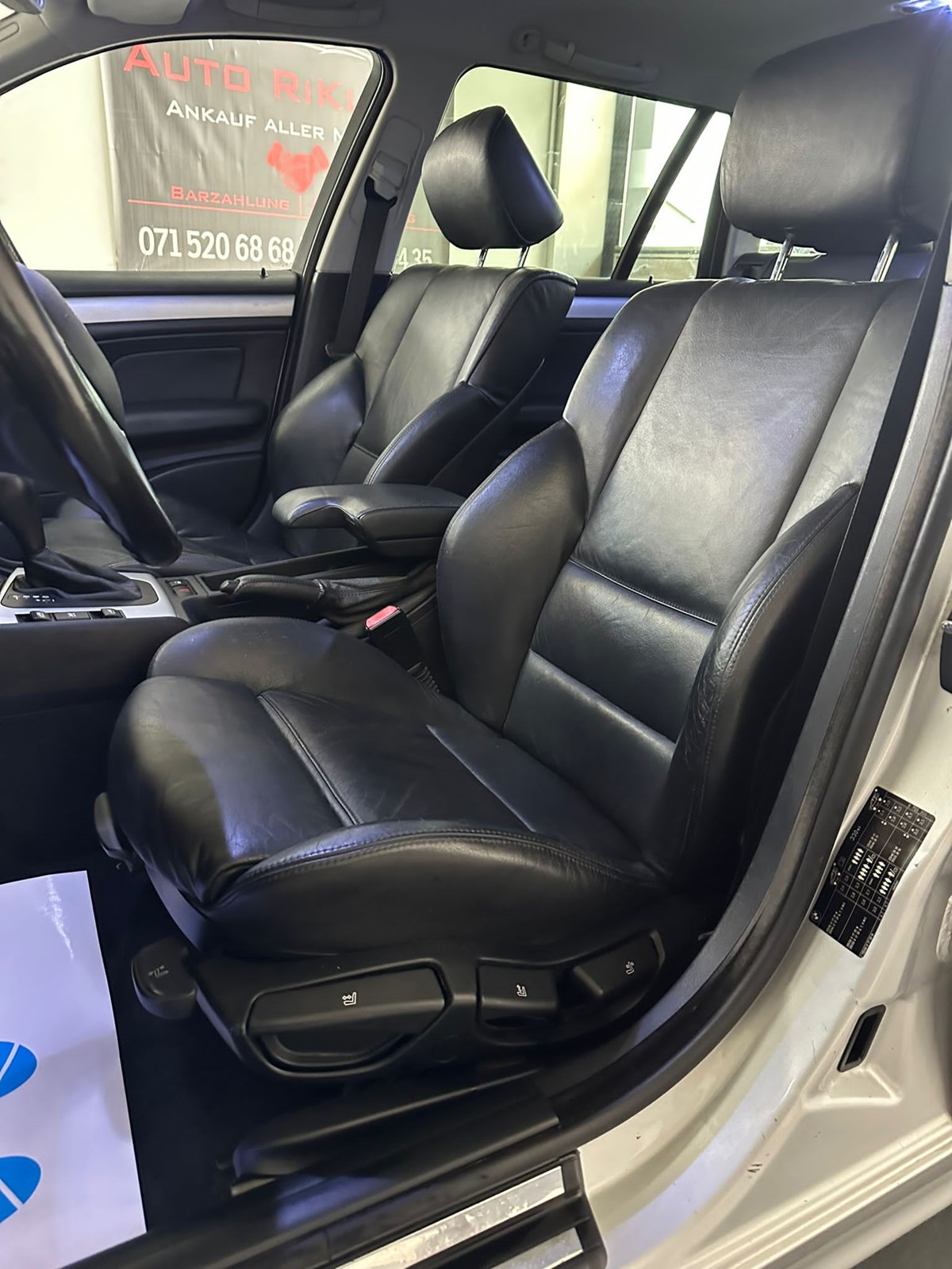 BMW 330xi Touring-image-11
