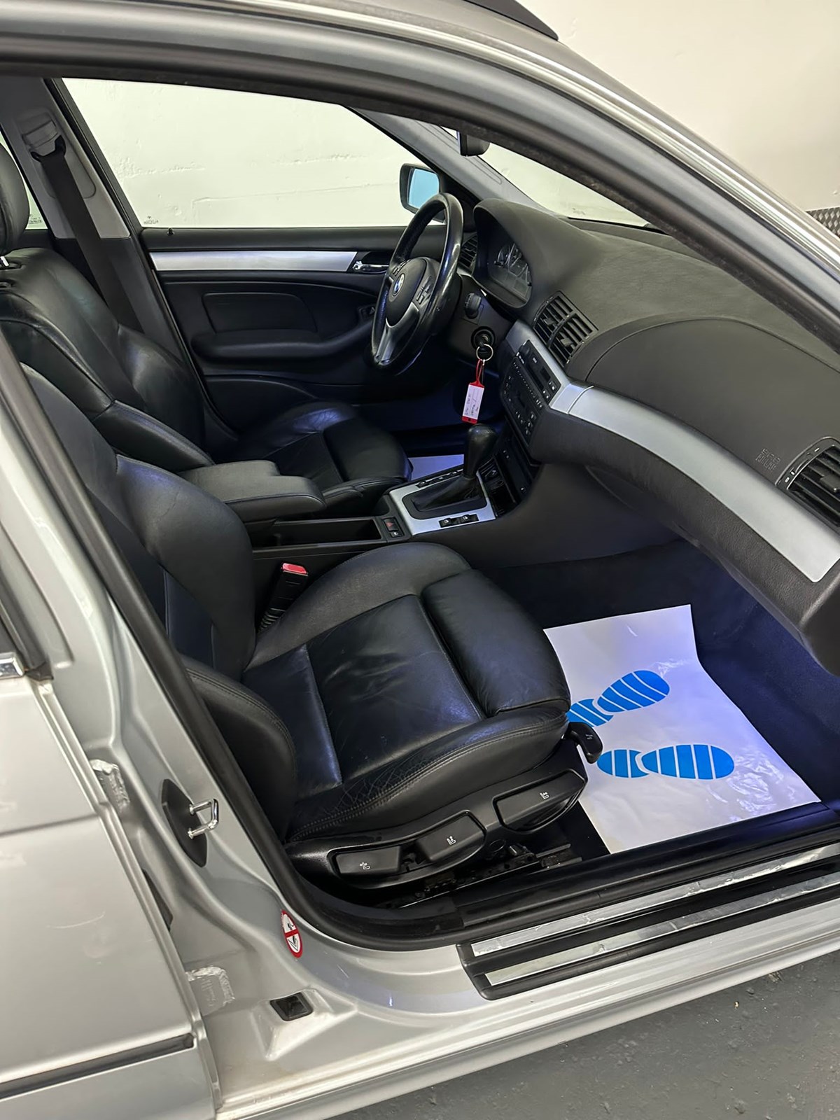 BMW 330xi Touring-image-15