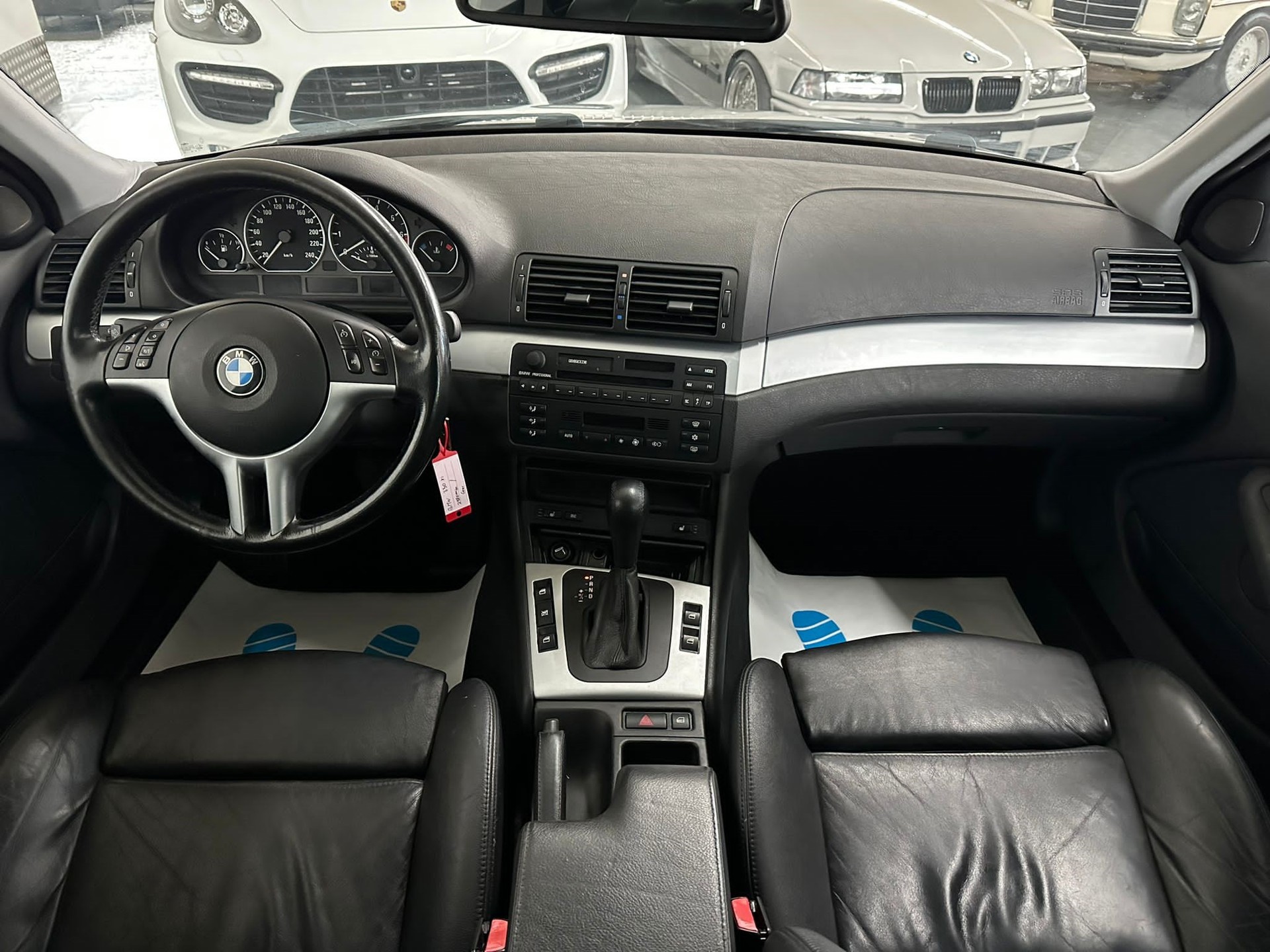BMW 330xi Touring-image-12
