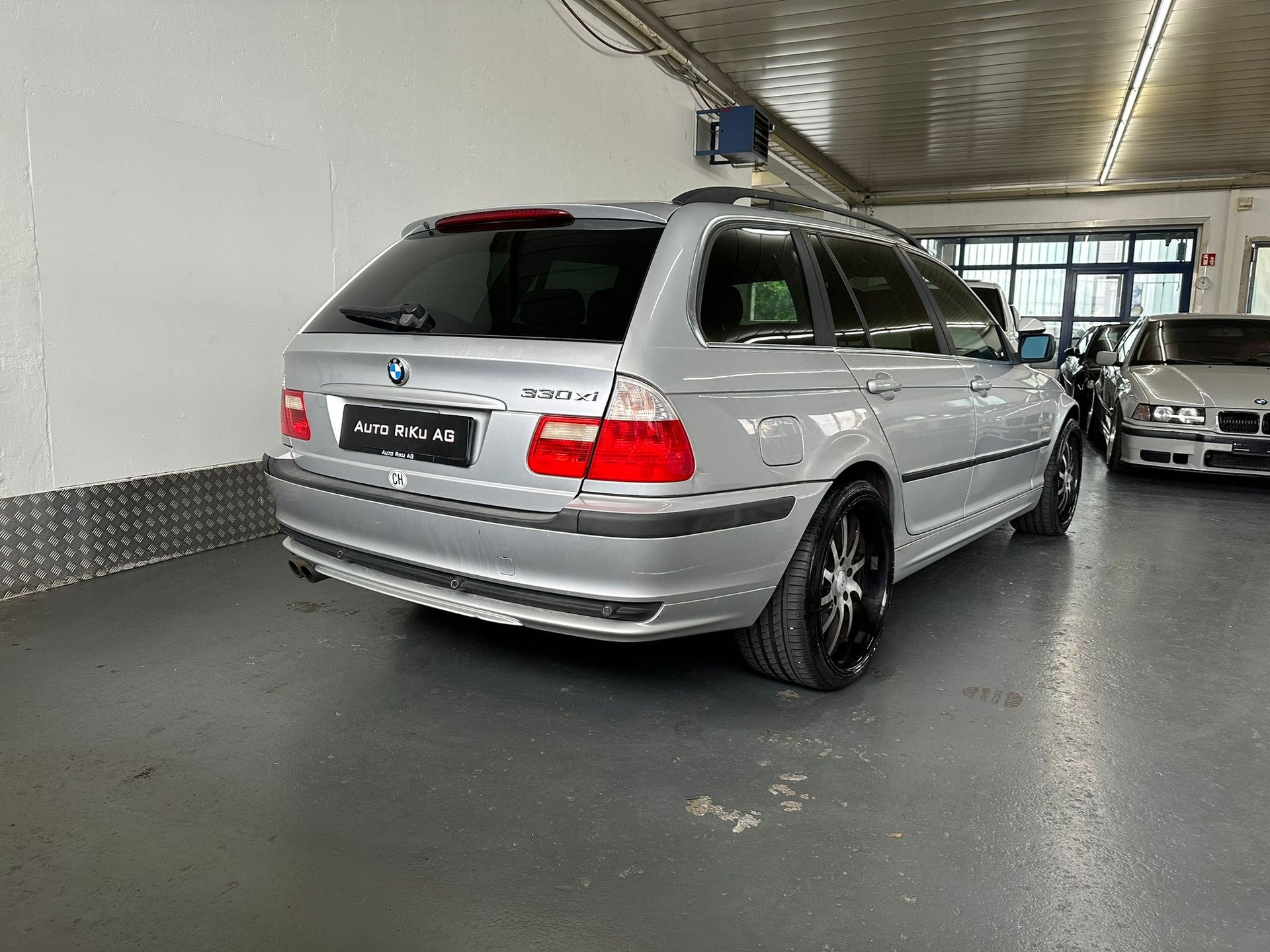 BMW 330xi Touring-image-7