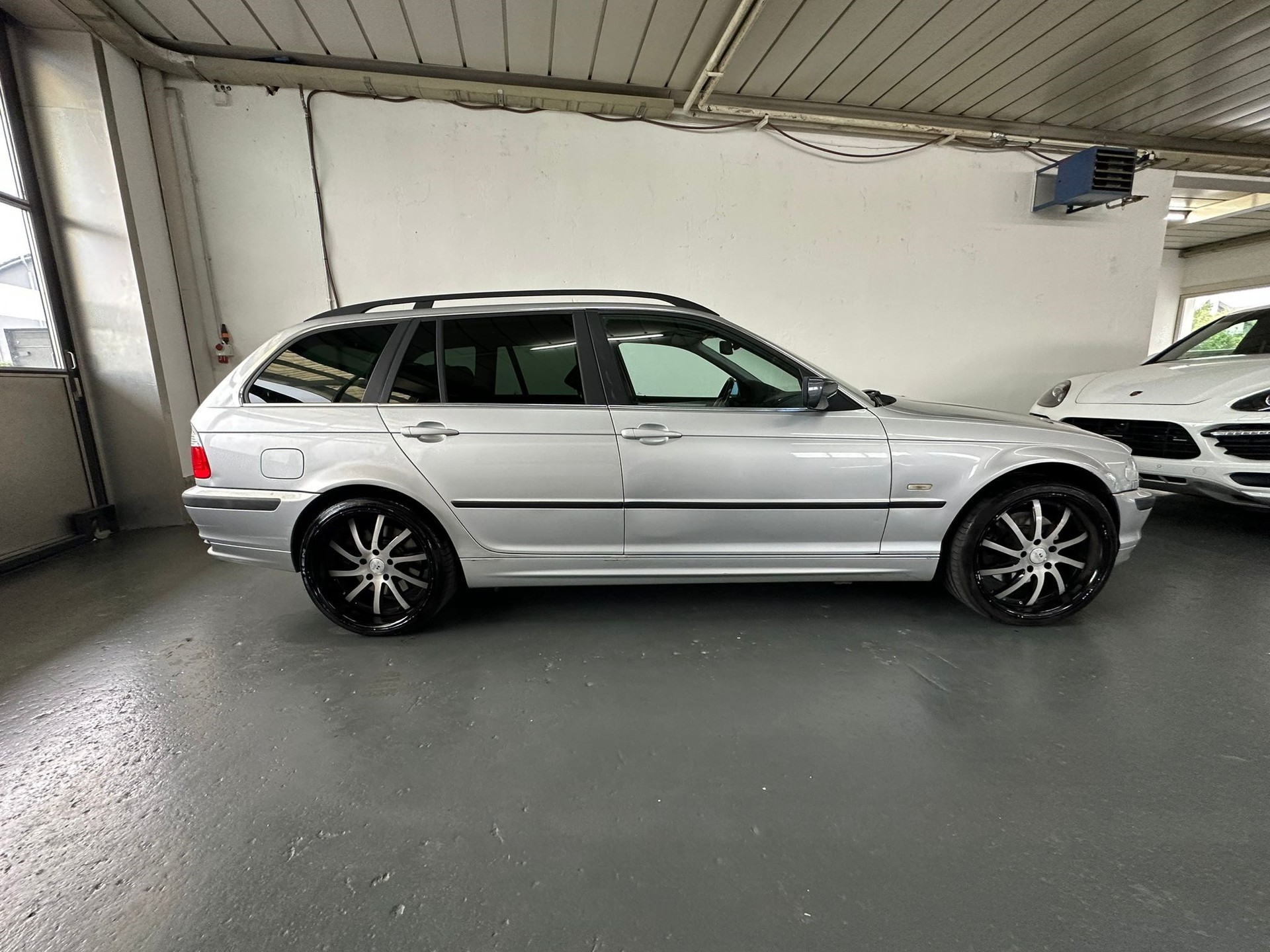BMW 330xi Touring-image-5